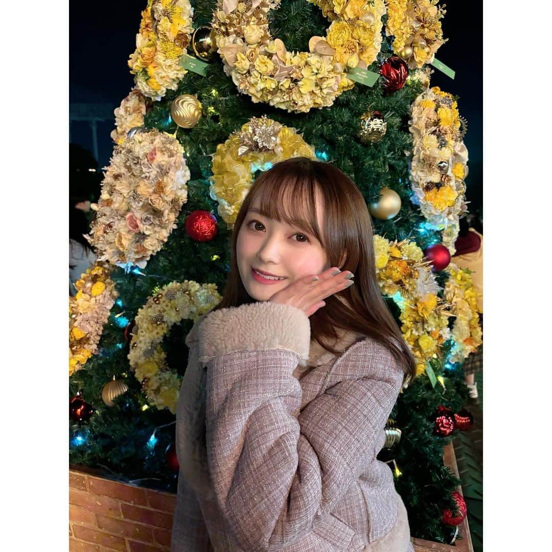 樋渡結依のインスタグラム：「東京クリスマスマーケットにみいあちゃんと 行ってきました🎅♡   今年もマグカップ可愛かった❣️ ご飯も美味しくてお酒が進んじゃった🥰笑 特にサンタさんのワインとトナカイのカフェラテがおすすめだよ！ クリスマス満喫できました🎄  17時くらいからはどのお店も長蛇の列になっちゃうから、なるべく早めに行くのがオススメだよ〜 あと席も取りやすいしね😉  12月25日まで明治神宮外苑で開催してるよ〜  @tokyochristmas   #東京クリスマスマーケット  #明治神宮外苑  #クリスマスマーケット 🎄 #今年は明治神宮外苑でクリスマスマーケット  #pr  #クリスマス  #christmas  #TOKYO #meijijingu」