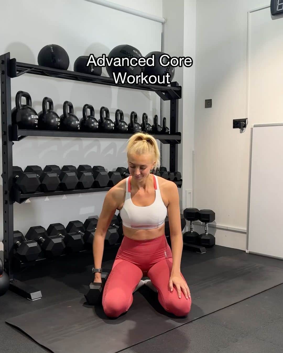 Zanna Van Dijkのインスタグラム：「Advanced Core Workout 🔥 This seriously spicy ab workout is for those days you really want to challenge yourself! It uses dumbbells and your body weight to give a deeeeeeep burn 🥵   Go for three rounds of:  ➡️ 16 Lateral V Sits  ➡️ 10 Pike Leg Lifts  ➡️ 10 Extended V Sit Lowers  ➡️ 12 Bear Dumbbell Taps   Tag your workout buddy & hit SAVE for later 👌🏼 #abworkout #coreworkout #athomeabs」
