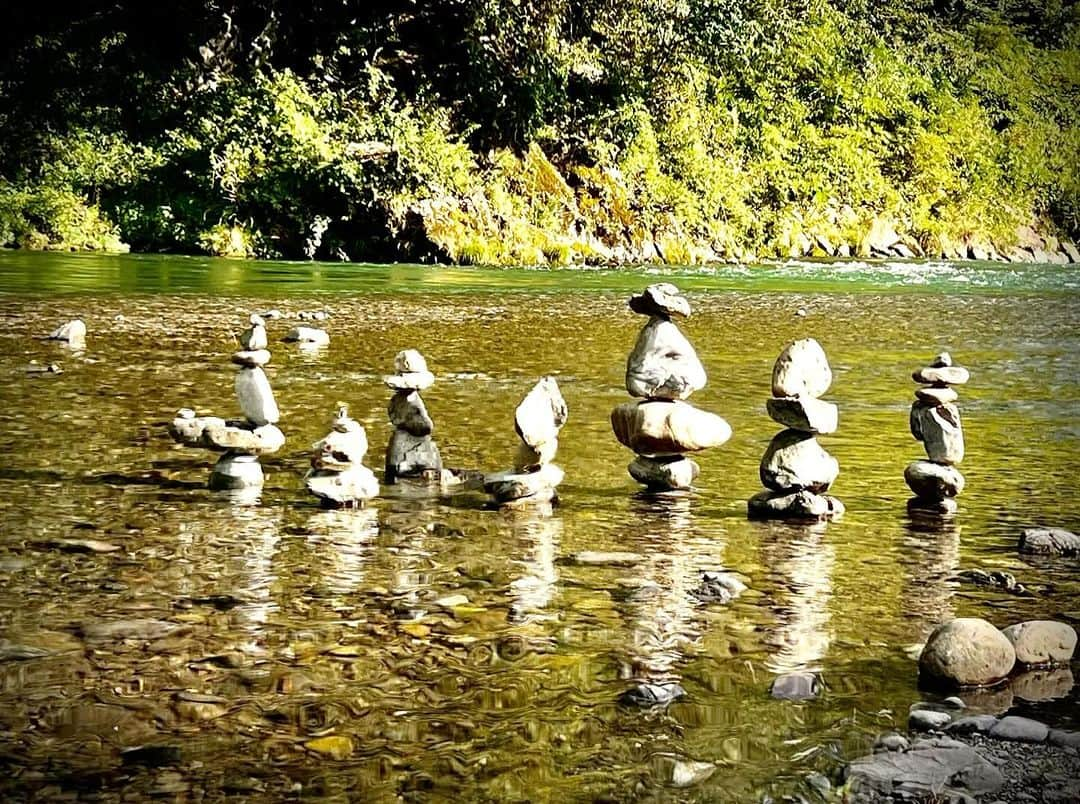 セロのインスタグラム：「"As a Libra, life's been my grand balancing act.  Stacking rocks on a nice hot summer day in a cool river has always been a hobby of mine and I find it extremely meditational.  Each stone, a metaphor for the intricate elements of my journey. Just like in life, finding that sweet spot, that perfect equilibrium, takes patience, practice, and precision.  One wrong move, and the carefully crafted balance can crumble. Embracing the dance of equilibrium, I navigate life's twists with grace and resilience.  #LibraLife #BalancingAct #FindingEquilibrium #throwbacktosummer☀️」