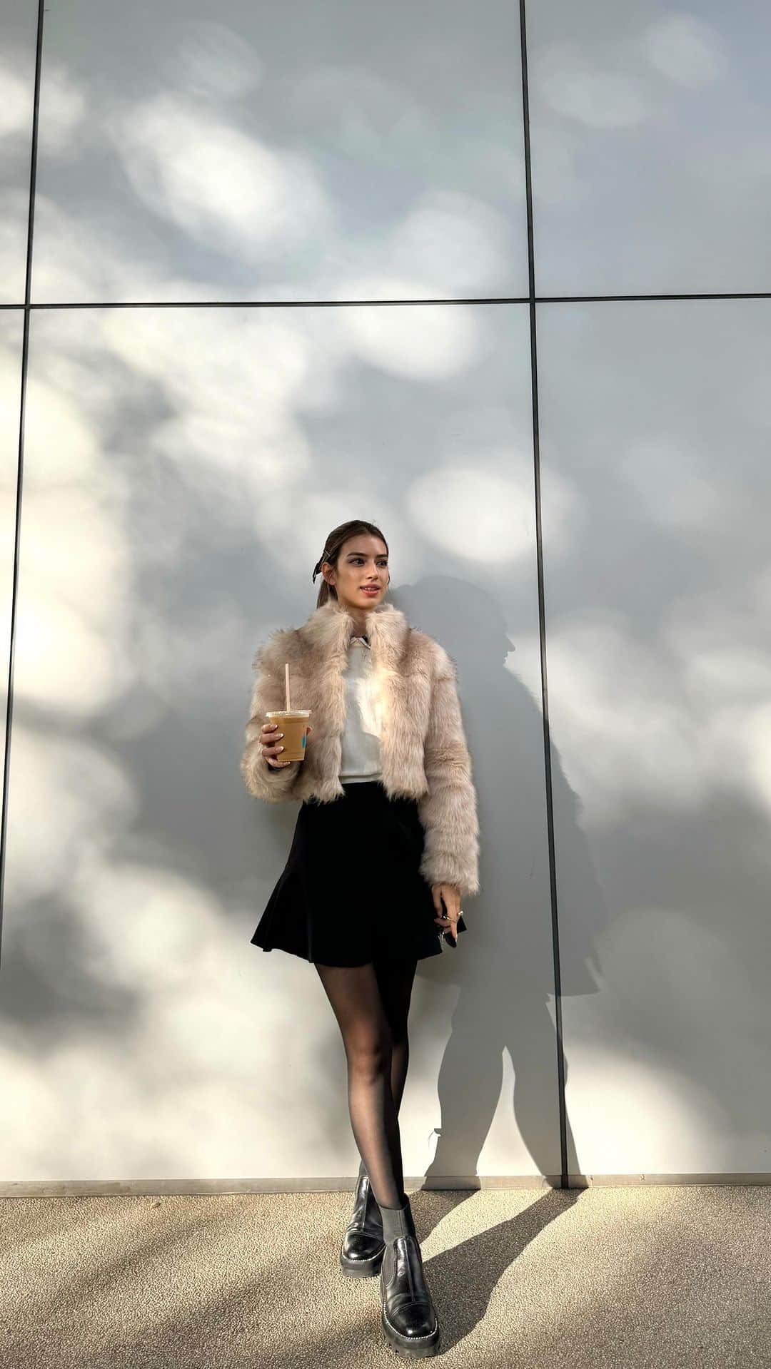 SARAのインスタグラム：「Coffee stop✋🏼 素敵な休日はコーヒーが必要🤍 ブルーボトルのオーツラテがだーーいすきなのっ」