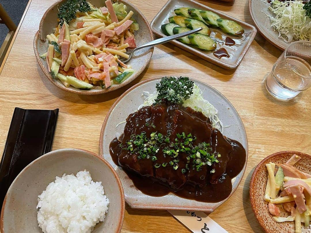 森公美子さんのインスタグラム写真 - (森公美子Instagram)「名古屋に行って来ました。 味噌カツ食べるなら！ 絶対『とん八』 最高です。  本当美味しすぎて、、トンカツダブルで行きそうになる！  本当！とん八目指して、名古屋行きたくなる  そして、ファイヤーバードのタクシー名古屋に4台しか無いらしい、、横入りされて  ラッキーでした‼️」11月24日 22時45分 - kumikomorimori