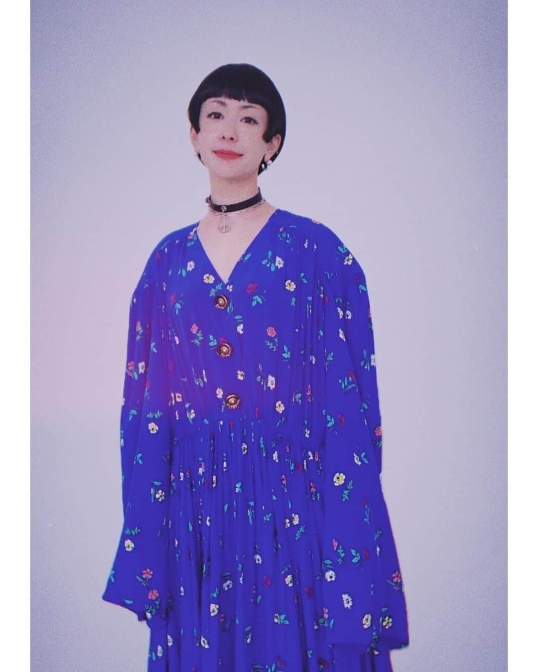 木村カエラのインスタグラム：「昨日配信された PRODUCE 101 JAPAN THE GIRLS #8 運動会と曲の発表できていたお洋服。 でっかいでっかい花柄ワンピース。  運動会たのしかったなぁ。 みんなのジェスチャー最高だった！😂  @produce101japan_official  #PRODUCE101   necklace:@justineclenquet」