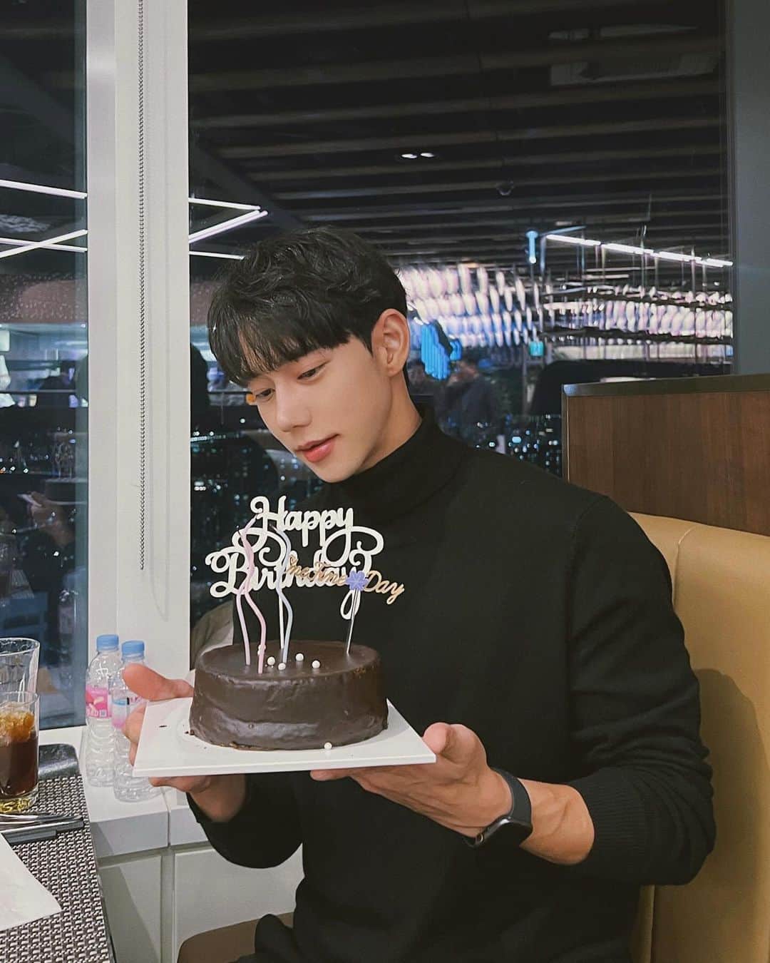 チン・ジュヒョンのインスタグラム：「Happy birthday to me🥳  (with umma made cake 🎂) 행복쓰 ❣️」
