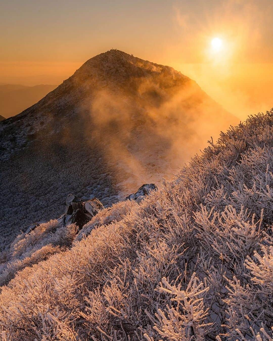 登山*トレッキング*アウトドア『.HYAKKEI』さんのインスタグラム写真 - (登山*トレッキング*アウトドア『.HYAKKEI』Instagram)「この山のことを良く知る方までもが、50年間で経験のない景色とは✨圧巻です！  photo by : @mikkun_m さん 素敵なお写真ありがとうございました！  ===  登山口のお店の人に50年間で経験ないと言わしめた11月大雪のくじゅう。山頂では朝日を浴びて輝く美しい霧氷を見ることができました。  2023.11.19  📷くじゅう連山 🌏大分県  ===  #hyakkeime  #登山 #山登り #トレッキング #くじゅう連山」11月24日 21時18分 - hyakkei_me