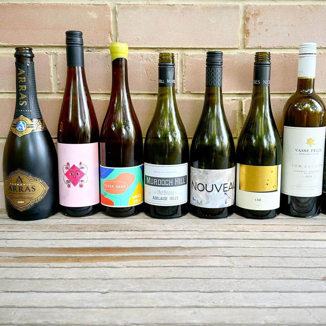 ジェイミー・オリヴァーさんのインスタグラム写真 - (ジェイミー・オリヴァーInstagram)「My 7 top amazing Australian wines from my recent trip, facilitated by my favourite wine sommelier @mattskinner from left to right notes below they were absolutely stunning and some undiscovered surprises.      1.    House of Arras 2009  Made by the great Ed Carr - one of the best sparkling winemakers outside of Champagne. 2/3 Chardonnay & 1/3 Pinot & spent 9 years on lees. Incredible.      2.    S.C Pannell ‘Protero’   A blend of gewürztraminer, riesling & sauv blanc from the Adelaide Hills in SA. And made by Steve Pannell - one of Australia’s absolute genius winemakers.       3.    Unico Zelo River Sand Fiano 2021  Made by the super talented Brendan & Laura Carter this is epic Fiano from the heart of the Riverland in SA. This was once home to lot of bulk wine production, but now so many interesting wines are coming from the region.       4.    Murdoch Hill Chardonnay 2022  Michael Downer is a superstar with Chardonnay (and Pinot & Shiraz). This is brilliant modern Australian Chardonnay for the Adelaide Hills that is pristine, beautifully balanced & intense.      5.    Mulline Nouveau Pinot Noir 2022  One of the most exciting new labels in recent years comes from Ben Mullen & Ben Hine. From various sites around the Geelong region, this is bright & fresh Pinot - incorporating a small amount of old oak & some while bunches. Delicious.       6.    Nick Spencer LDR 2021  From Gundagai & the Hill Tops regions of NSW, this is an amazing little blend of Pinot Noir, Sangiovese & Shiraz. Nick was influenced by a number of really old Australian wines from the 1960s that had lower alcohols/higher acidity & had stood the test of time.       7.    Vasse Felix Tom Cullity Cabernet Sauvignon 2015  Virginia Wilcock is my favourite winemaker in Australia. As Head Winemaker at Vasse Felix in Margaret River, she has played a massive roll in revolutionising Chardonnay in Australia as well as helping make Cabernet Sauvignon finer, more elegant and effortlessly stylish. The 2015 Tom Cullity is one the all time great wines from this estate & region.」11月24日 21時19分 - jamieoliver