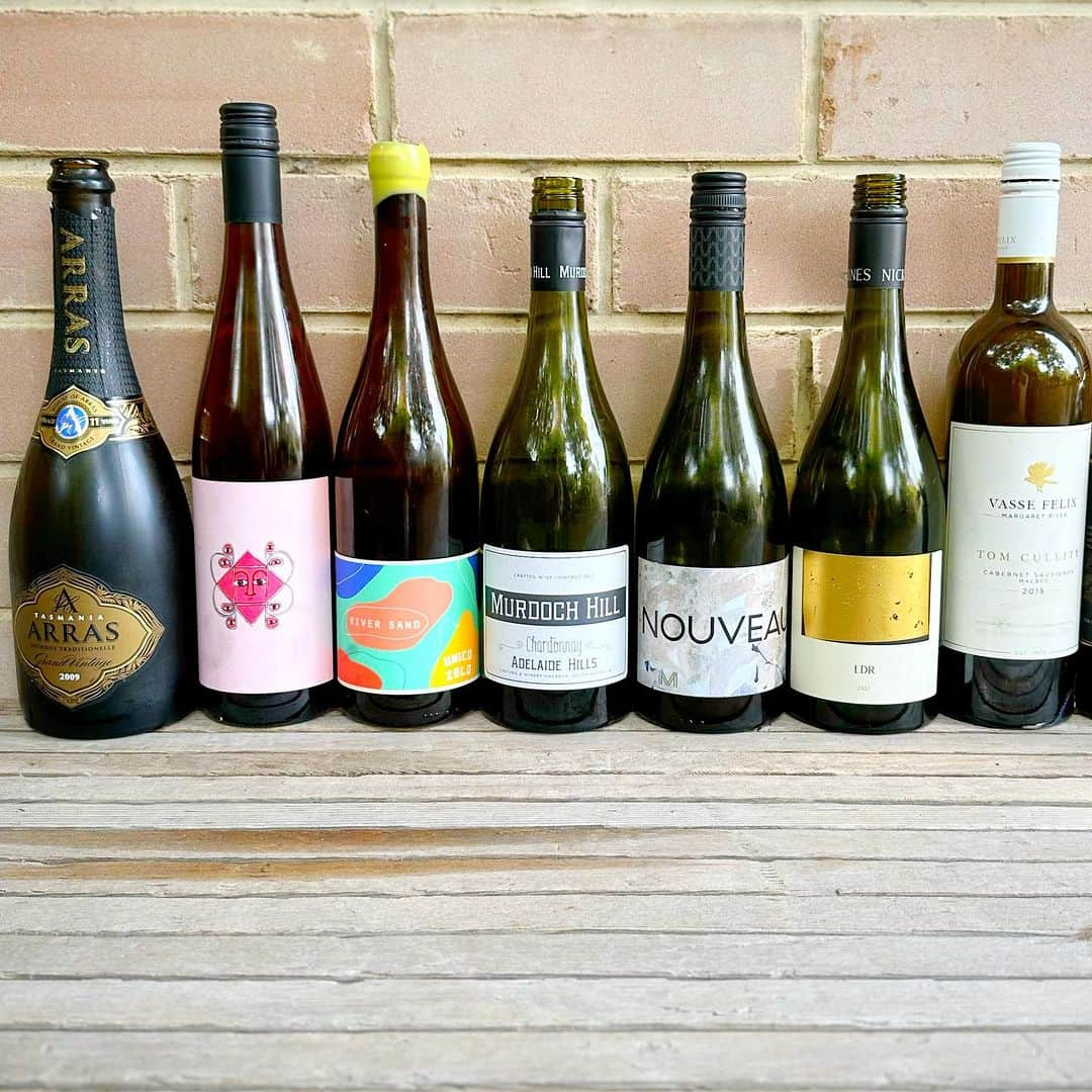 ジェイミー・オリヴァーのインスタグラム：「My 7 top amazing Australian wines from my recent trip, facilitated by my favourite wine sommelier @mattskinner from left to right notes below they were absolutely stunning and some undiscovered surprises.      1.    House of Arras 2009  Made by the great Ed Carr - one of the best sparkling winemakers outside of Champagne. 2/3 Chardonnay & 1/3 Pinot & spent 9 years on lees. Incredible.      2.    S.C Pannell ‘Protero’   A blend of gewürztraminer, riesling & sauv blanc from the Adelaide Hills in SA. And made by Steve Pannell - one of Australia’s absolute genius winemakers.       3.    Unico Zelo River Sand Fiano 2021  Made by the super talented Brendan & Laura Carter this is epic Fiano from the heart of the Riverland in SA. This was once home to lot of bulk wine production, but now so many interesting wines are coming from the region.       4.    Murdoch Hill Chardonnay 2022  Michael Downer is a superstar with Chardonnay (and Pinot & Shiraz). This is brilliant modern Australian Chardonnay for the Adelaide Hills that is pristine, beautifully balanced & intense.      5.    Mulline Nouveau Pinot Noir 2022  One of the most exciting new labels in recent years comes from Ben Mullen & Ben Hine. From various sites around the Geelong region, this is bright & fresh Pinot - incorporating a small amount of old oak & some while bunches. Delicious.       6.    Nick Spencer LDR 2021  From Gundagai & the Hill Tops regions of NSW, this is an amazing little blend of Pinot Noir, Sangiovese & Shiraz. Nick was influenced by a number of really old Australian wines from the 1960s that had lower alcohols/higher acidity & had stood the test of time.       7.    Vasse Felix Tom Cullity Cabernet Sauvignon 2015  Virginia Wilcock is my favourite winemaker in Australia. As Head Winemaker at Vasse Felix in Margaret River, she has played a massive roll in revolutionising Chardonnay in Australia as well as helping make Cabernet Sauvignon finer, more elegant and effortlessly stylish. The 2015 Tom Cullity is one the all time great wines from this estate & region.」