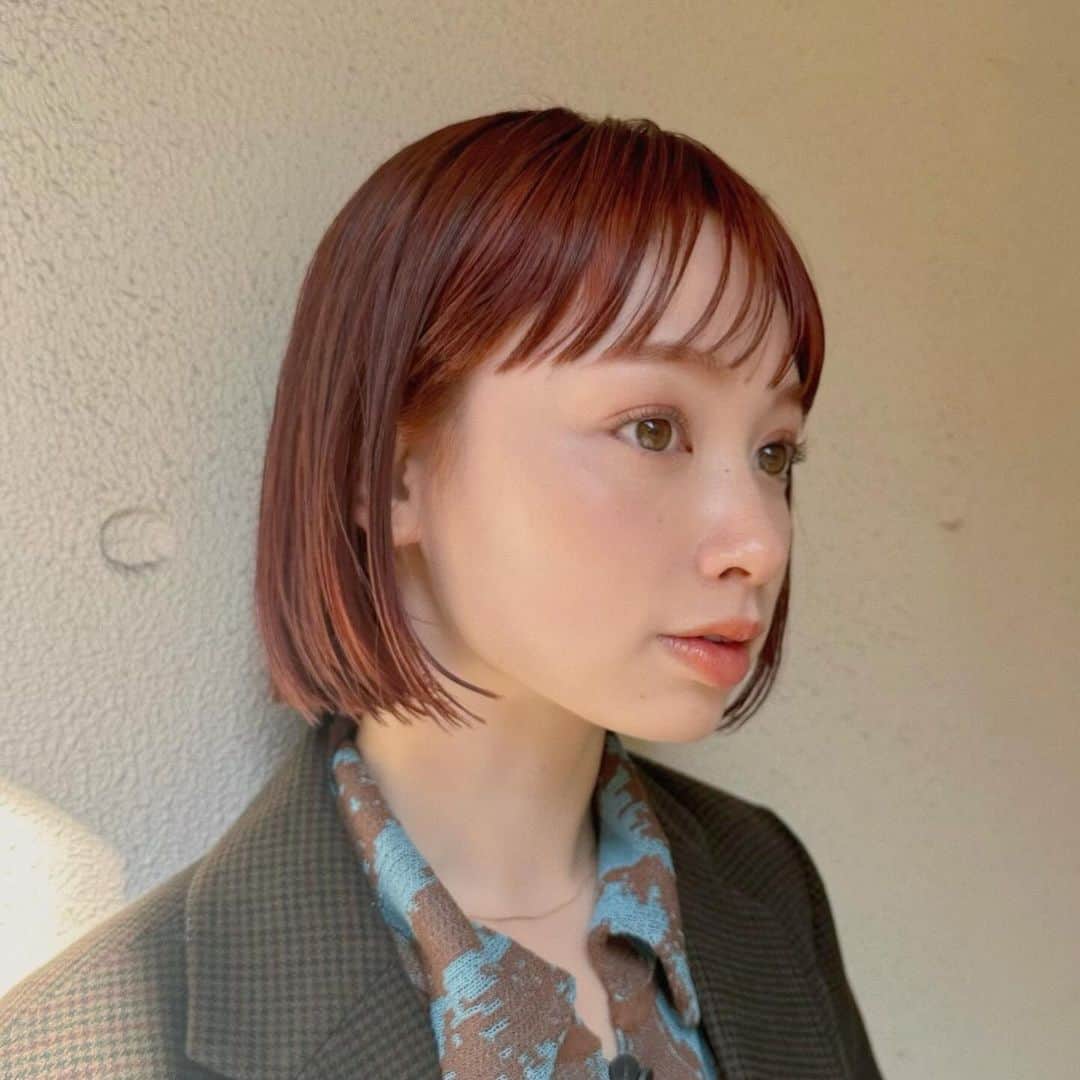 Momoのインスタグラム：「. ピレンジ♡♡ . ブリーチはしたくないけど、明るめの暖色に したい方おすすめのカラー🍊🩷 .  . ✔️画像を保存してカウンセリングの 時にみせてください♡♡ .  イメージを変えたいけど短くするのも ブリーチをするのも勇気がいる🥺 . そんな方にも幅広くその方にあった提案 をさせて頂き一緒におしゃれを楽しみましょう♡ . ブリーチカラーは【ケアブリーチ】を 推奨しております♡ . ケアブリーチは従来よりも髪の毛への ダメージが94%cutされます！ . ブリーチなしのダブルカラーも 提案させて頂きますのでぜひご相談ください♡ . GARD/ëN (ガーデン／エン) . 場所は表参道♡♡ こだわりのつまったお店で ぜひお会いできるのを楽しみに お待ちしております♡♡ . . ご予約はTOPからご予約サイト に飛べます✈︎♡(料金もそちらを参考に) . ご新規様も喜んでお待ちしております♡ . お電話.DMからも受け付けております♡ (DMは返信が遅くなる可能性が ございますのでそちらご了承下さい🙇‍♀️)  . .  〒150-0001 東京都渋谷区神宮前5-39-2 2F . TEL☎︎ 03-6712-5995 . 表参道駅から徒歩5分🚶🏼‍♀️(A1出口) ( 銀座線/千代田線/半蔵門線 ) . . 月 定休日 火・水　11:00〜20:00 木・金　12:00〜20:30 土　10:00〜19:00 日　10:00〜19:00 祝　10:00〜19:00 . . ぜひ、ご予約お待ちしてます♡♡ . codeアカウントはこちら   @__cd.momo____________ ♡ . ぜひフォローしてください♡ .」