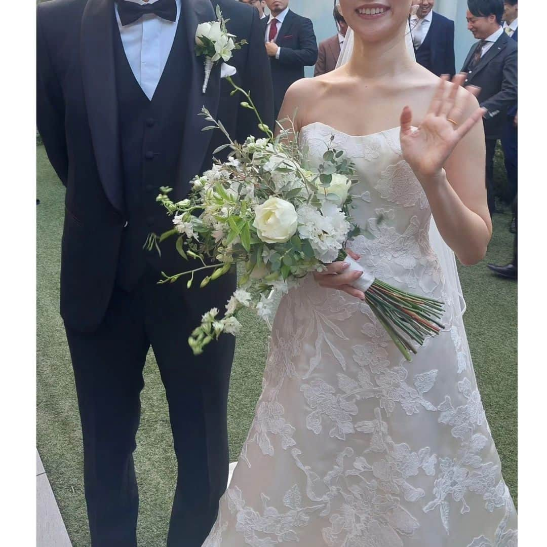 津野瀬果絵のインスタグラム：「. 姪っ子の結婚式♡姉の長女は私が大学生に なる年に産まれて、抱っこして泣き止ませたり、公園に行ったり、小さい時はたくさん遊びました。そんな姪っ子のウェディング ドレス姿に号泣😭綺麗だったぁ♡姉の次女の着物は私の結納の時に着たもの。 着物のバトンを繋いでいます♡家族、親戚が集まって、たくさんいい写真が撮れて、 宝物になりました。結婚式をしてくれて ありがとう♡ . . #姪っ子#結婚式#結婚おめでとう」