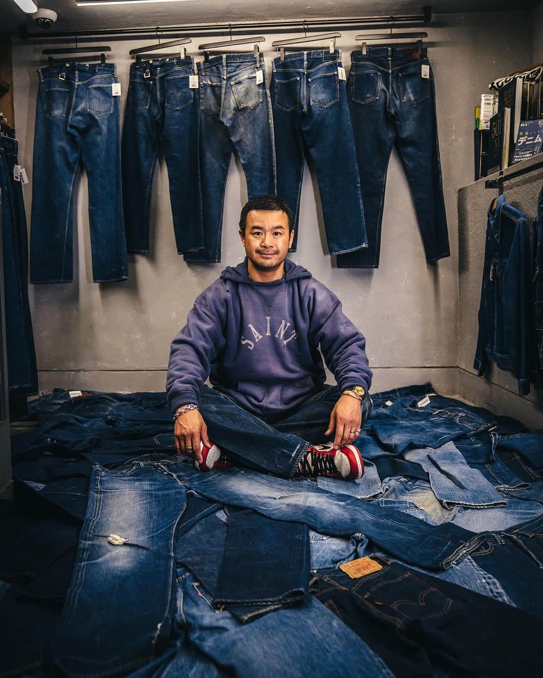 LOVELESS/GUILD PRIME 公式アカウントさんのインスタグラム写真 - (LOVELESS/GUILD PRIME 公式アカウントInstagram)「『©SAINT Mxxxxxx』 ©SAINT Mxxxxxx(セントマイケル)から、2023AW 9th dropとなる新作をリリース。 ©SAINT Mxxxxxxのヴィンテージ加工を高く評価している藤原氏からのリクエストにより、スウェットと「ヴィンテージ市場で今最も熱い」と言われている後付けパーカをリリース。 1940年代の後付けパーカを参考に、当時のプリント技術の甘さや剝がれ方に至るまで追求し製作に約2年費やされた逸品。スウェットは1960年代のヴィンテージスウェットをベースに、©SAINT Mxxxxxxの感性でグラフィックやディテール、シルエットをアップデートしています。  ONLINESTORE 2023.11.25 Sat. 10:00 LOVELESS AOYAMA 2023.11.25 Sat. 11:00  SAINT Mxxxxxx X BerBerJin SM-A23-0000-C15 ￥79,200 SIZE L,XL  #SAINTMxxxxxx #BerBerJin」11月24日 21時12分 - loveless___official