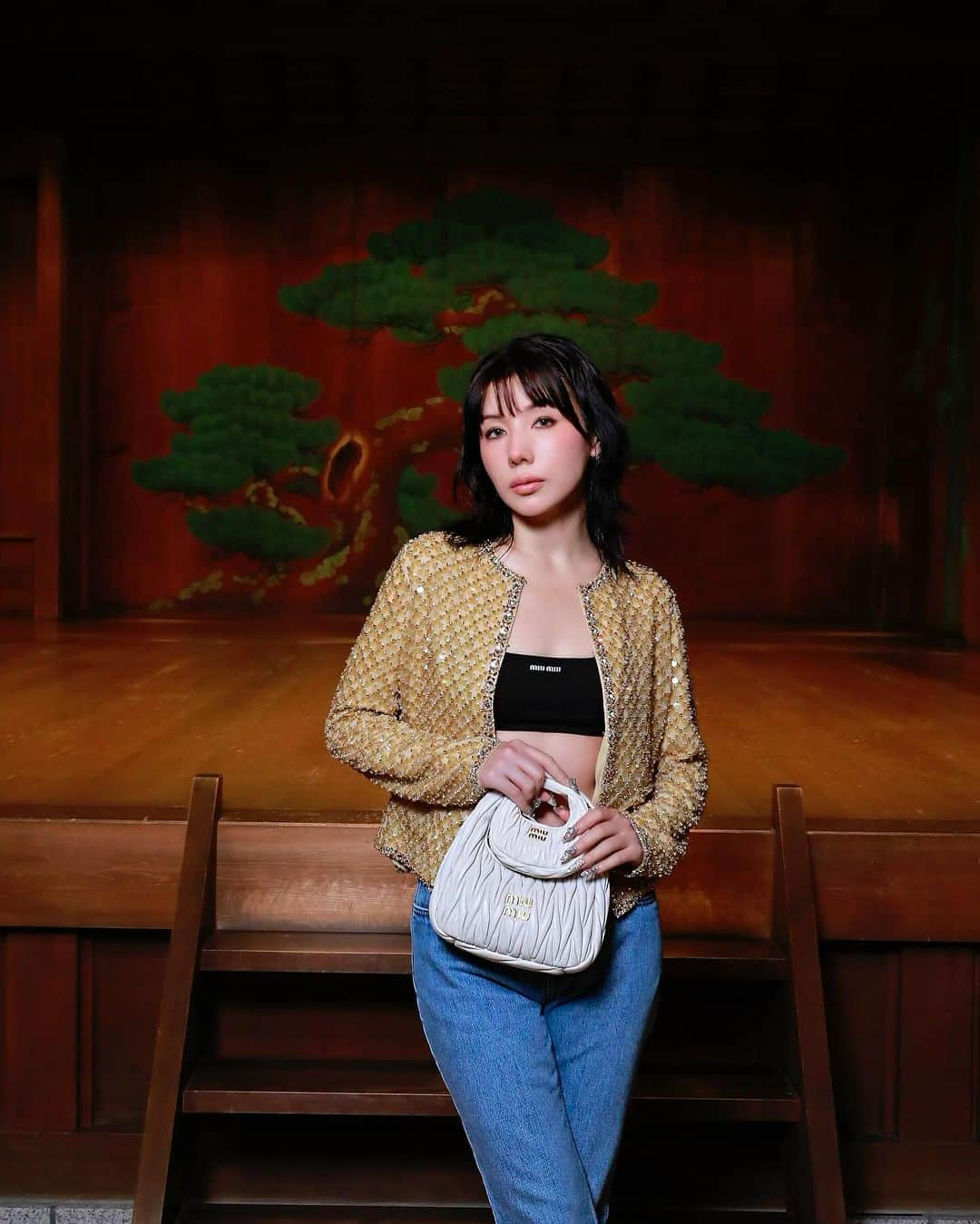 仲里依紗さんのインスタグラム写真 - (仲里依紗Instagram)「Miu Miu Club 🩵  東京での初の開催となる今回のMiu Miu Club✨ 日本の「能」を中心に鑑賞や食を通してMiu Miuの「能」の解釈を楽しむコンテンツがたくさんで日本人として日本の文化の素晴らしさを再確認できる素敵なイベントでした👘🗻🍣✨  キラキラジャケットにデニムを合わせて🩵✨💎 能楽堂で写真撮れるなんて嬉しいなぁ🫶🏻  エヴァーちゃんとティナちゃんと会えたのもうれしかった🩷  @miumiu  #MiuMiu #MIUMIUCLUBTOKYO　 #PR」11月24日 21時12分 - riisa1018naka