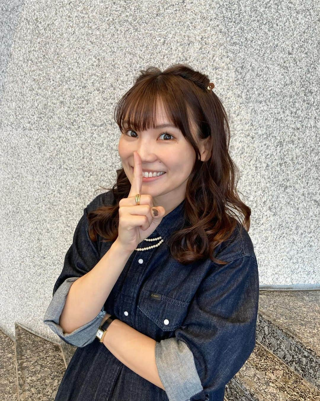 森田絵美さんのインスタグラム写真 - (森田絵美Instagram)「. ラジオにテレビに 本日もありがとうございました🤍 . 今日はお気に入りの デニムワンピース👗 . ヘアセットは猫耳🐱 にしてもらいました！🫶 . 2枚目は、ラジオのメッセージテーマ「私の黒歴史」にちなんだポーズ🤫 . #ootd #fashion #autumn #coodinate #デニムコーデ #山梨放送 #アナウンサー #アナウンサー衣装 #アナウンサーコーデ #森田絵美」11月24日 21時13分 - emi_morita_1114