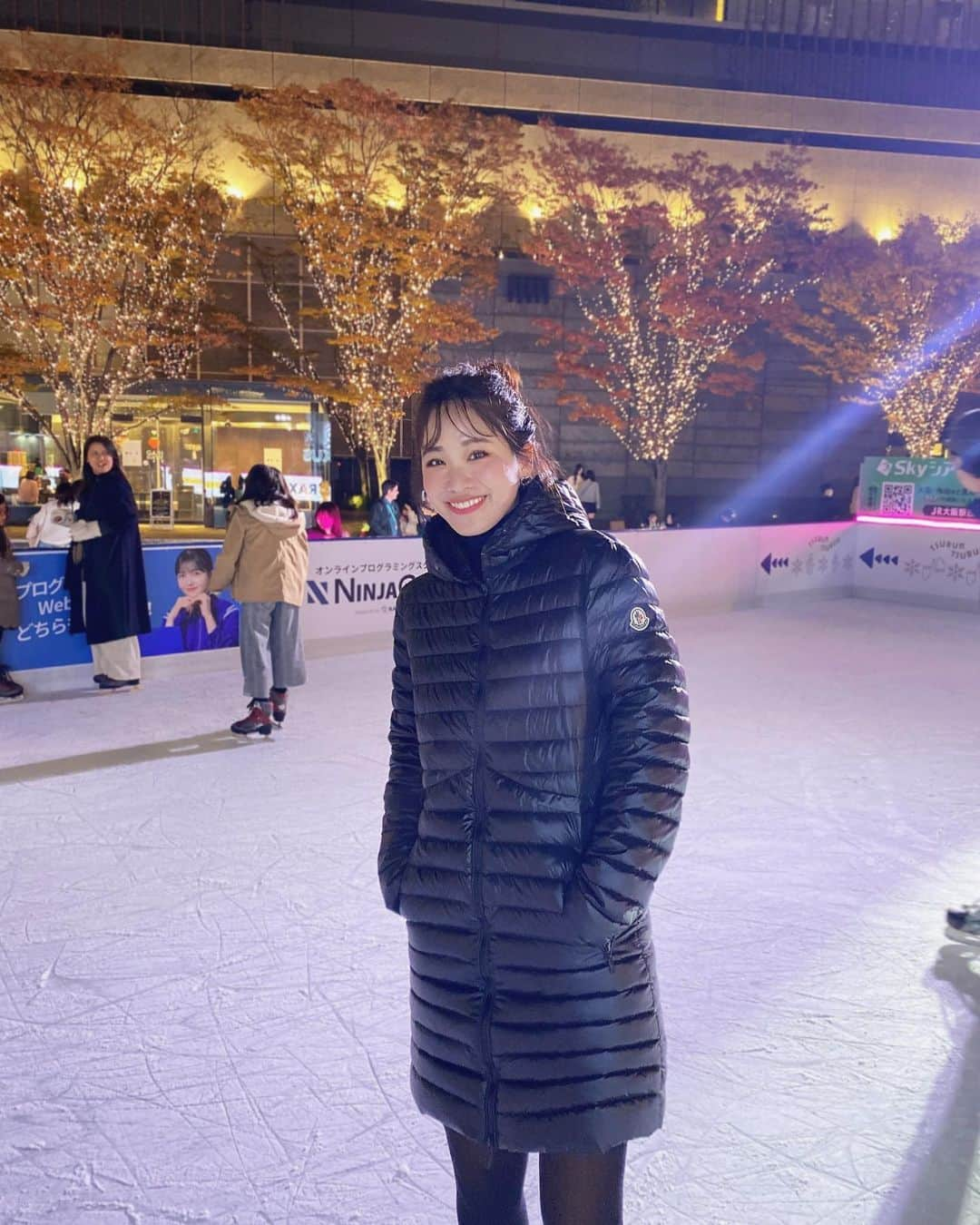 藤森マリナさんのインスタグラム写真 - (藤森マリナInstagram)「うめきた広場に今年も⛄️♥️ スケートリンクが登場⛸️✨ ⠀ ⠀ ⠀ プレオープンにご招待頂きました。 本日11/24〜来年2024/2/25まで ウメダ❄︎アイスリンク"つるんつるん" が大阪の冬を楽しく彩ってくれます❄️ お昼はあったかくワイワイと 夜はライトアップされてロマンチックに✨ ⠀ ⠀ ⠀ 営業時間や料金は 写真に載ってるのでスワイプして見てね👀 ⠀ ⠀ ⠀ 中学生以来のスケート 思ったより下手だったんだけど なんとか上手に滑れるようになりました⛸️✨ 久しぶりにしたら超楽しい^ ^！ ⠀ ⠀ ⠀  ⠀ ⠀ ⠀ @umedatsurun2 #PR#つるんつるん  #大阪観光#うめきた#うめきた広場#グランフロント大阪#スケートリンク#アイススケート」11月24日 21時14分 - maaarina0806