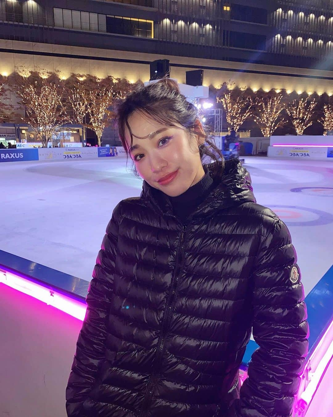 藤森マリナのインスタグラム：「うめきた広場に今年も⛄️♥️ スケートリンクが登場⛸️✨ ⠀ ⠀ ⠀ プレオープンにご招待頂きました。 本日11/24〜来年2024/2/25まで ウメダ❄︎アイスリンク"つるんつるん" が大阪の冬を楽しく彩ってくれます❄️ お昼はあったかくワイワイと 夜はライトアップされてロマンチックに✨ ⠀ ⠀ ⠀ 営業時間や料金は 写真に載ってるのでスワイプして見てね👀 ⠀ ⠀ ⠀ 中学生以来のスケート 思ったより下手だったんだけど なんとか上手に滑れるようになりました⛸️✨ 久しぶりにしたら超楽しい^ ^！ ⠀ ⠀ ⠀  ⠀ ⠀ ⠀ @umedatsurun2 #PR#つるんつるん  #大阪観光#うめきた#うめきた広場#グランフロント大阪#スケートリンク#アイススケート」