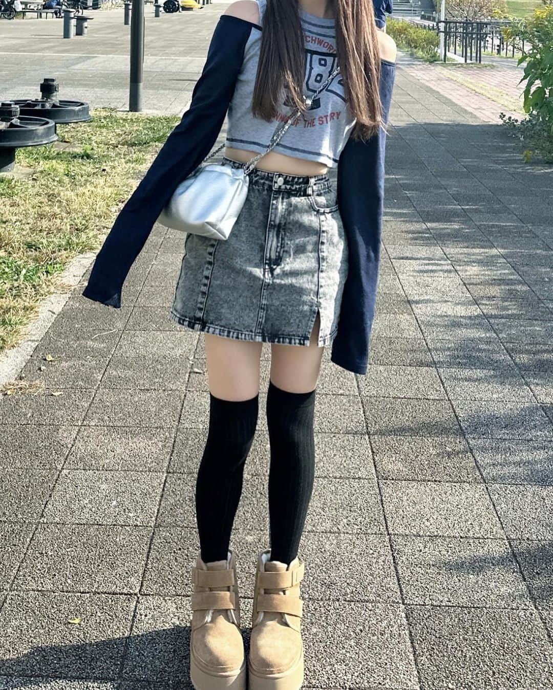 Ayanaさんのインスタグラム写真 - (AyanaInstagram)「GRLのトップスとスカートとバッグ⛓🩶☁️ スカートはリアルにめちゃくちゃ着用してます🫥 デニムミニなのにインパン付きなの珍しい…！ トップスの丈感もばっちし🙆🏻♡ ⁡ tops : dk1073 skirt : nh77 bag : at2104 ⁡ @grl_official  ⁡ ブーツは @ugg 🥾 ニーハイは @shein_japan 🧦 ⁡ #GRL #グレイル #プチプラ #プチプラコーデ #グレイル購入品 #グレイルコーデ #grl購入品  #grlコーデ #プチプラファッション #ミニスカート  #スーパーロングヘア #ロングヘア #uggboots」11月24日 21時14分 - naalunlun