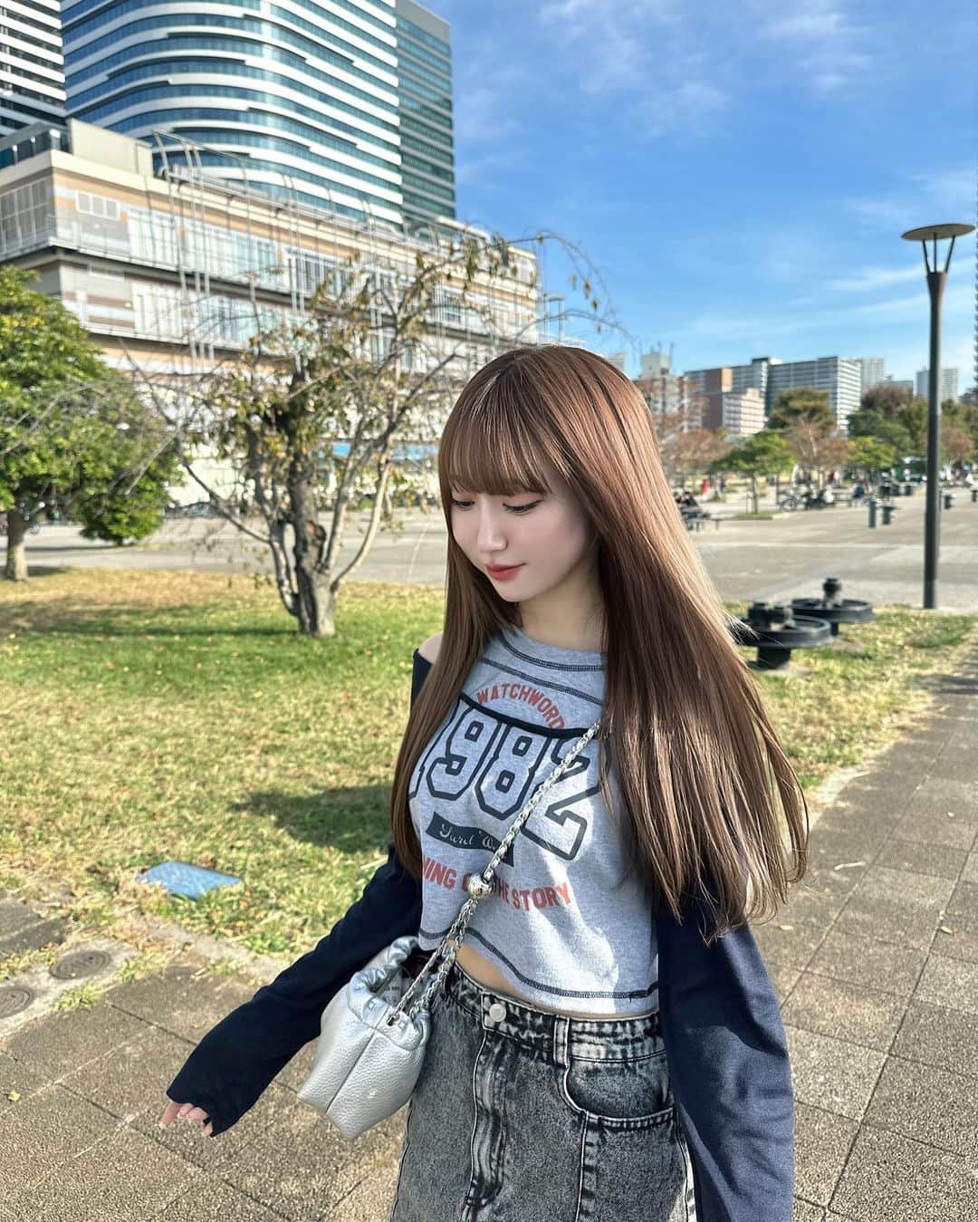 Ayanaさんのインスタグラム写真 - (AyanaInstagram)「GRLのトップスとスカートとバッグ⛓🩶☁️ スカートはリアルにめちゃくちゃ着用してます🫥 デニムミニなのにインパン付きなの珍しい…！ トップスの丈感もばっちし🙆🏻♡ ⁡ tops : dk1073 skirt : nh77 bag : at2104 ⁡ @grl_official  ⁡ ブーツは @ugg 🥾 ニーハイは @shein_japan 🧦 ⁡ #GRL #グレイル #プチプラ #プチプラコーデ #グレイル購入品 #グレイルコーデ #grl購入品  #grlコーデ #プチプラファッション #ミニスカート  #スーパーロングヘア #ロングヘア #uggboots」11月24日 21時14分 - naalunlun