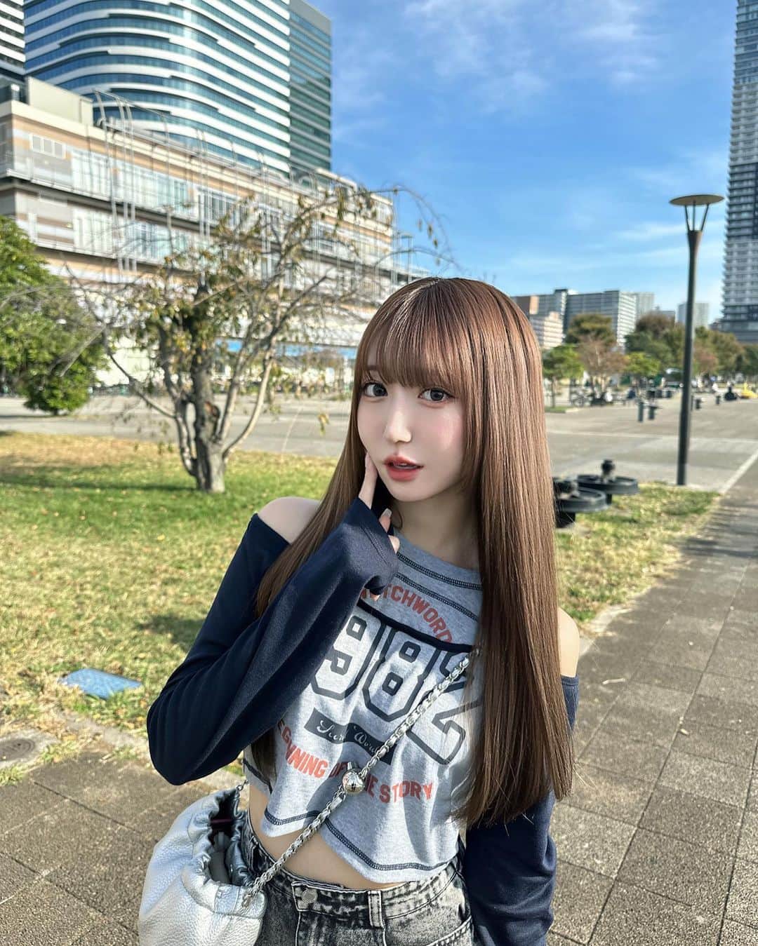 Ayanaさんのインスタグラム写真 - (AyanaInstagram)「GRLのトップスとスカートとバッグ⛓🩶☁️ スカートはリアルにめちゃくちゃ着用してます🫥 デニムミニなのにインパン付きなの珍しい…！ トップスの丈感もばっちし🙆🏻♡ ⁡ tops : dk1073 skirt : nh77 bag : at2104 ⁡ @grl_official  ⁡ ブーツは @ugg 🥾 ニーハイは @shein_japan 🧦 ⁡ #GRL #グレイル #プチプラ #プチプラコーデ #グレイル購入品 #グレイルコーデ #grl購入品  #grlコーデ #プチプラファッション #ミニスカート  #スーパーロングヘア #ロングヘア #uggboots」11月24日 21時14分 - naalunlun