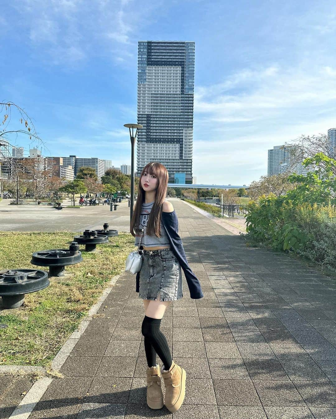 Ayanaさんのインスタグラム写真 - (AyanaInstagram)「GRLのトップスとスカートとバッグ⛓🩶☁️ スカートはリアルにめちゃくちゃ着用してます🫥 デニムミニなのにインパン付きなの珍しい…！ トップスの丈感もばっちし🙆🏻♡ ⁡ tops : dk1073 skirt : nh77 bag : at2104 ⁡ @grl_official  ⁡ ブーツは @ugg 🥾 ニーハイは @shein_japan 🧦 ⁡ #GRL #グレイル #プチプラ #プチプラコーデ #グレイル購入品 #グレイルコーデ #grl購入品  #grlコーデ #プチプラファッション #ミニスカート  #スーパーロングヘア #ロングヘア #uggboots」11月24日 21時14分 - naalunlun