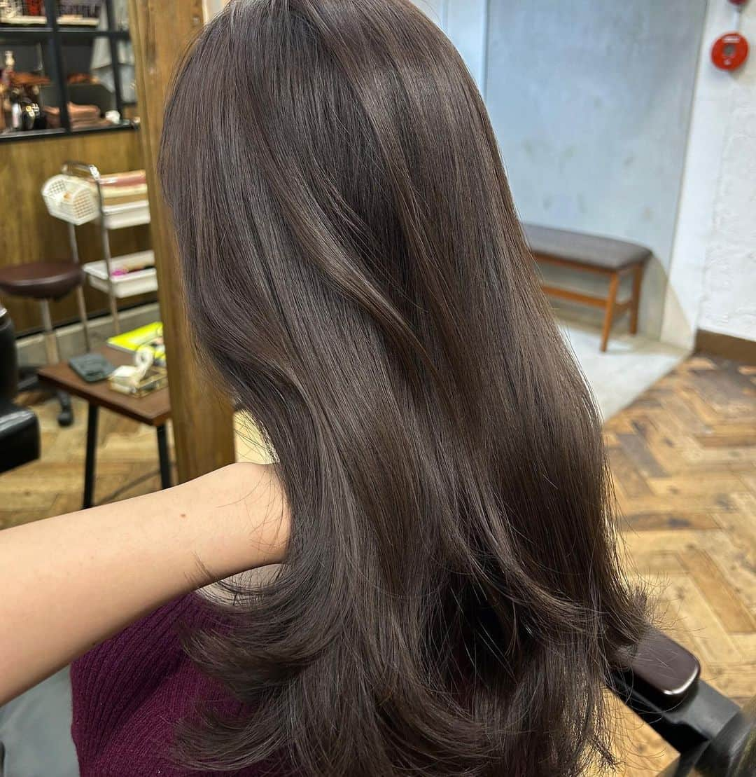 ことねさんのインスタグラム写真 - (ことねInstagram)「最近のお客様カラー 毎日かわいいhairが沢山…♡ やわらかいグレージュカラー  お任せしてくださるお客様 いつもありがとうございます🫶🏻 12月のご予約も残りわずかになってきております！ お待ちしております☺️」11月24日 21時15分 - kotone_kuno