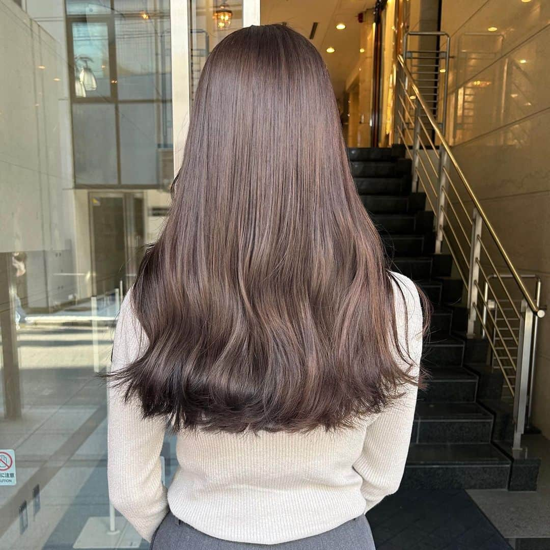 ことねさんのインスタグラム写真 - (ことねInstagram)「最近のお客様カラー 毎日かわいいhairが沢山…♡ やわらかいグレージュカラー  お任せしてくださるお客様 いつもありがとうございます🫶🏻 12月のご予約も残りわずかになってきております！ お待ちしております☺️」11月24日 21時15分 - kotone_kuno