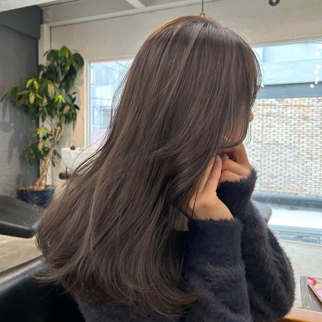 ことねさんのインスタグラム写真 - (ことねInstagram)「最近のお客様カラー 毎日かわいいhairが沢山…♡ やわらかいグレージュカラー  お任せしてくださるお客様 いつもありがとうございます🫶🏻 12月のご予約も残りわずかになってきております！ お待ちしております☺️」11月24日 21時15分 - kotone_kuno