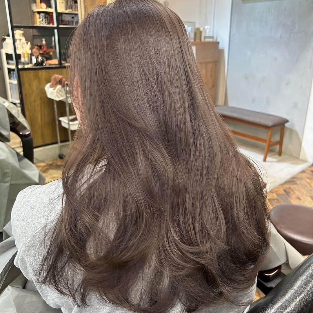 ことねさんのインスタグラム写真 - (ことねInstagram)「最近のお客様カラー 毎日かわいいhairが沢山…♡ やわらかいグレージュカラー  お任せしてくださるお客様 いつもありがとうございます🫶🏻 12月のご予約も残りわずかになってきております！ お待ちしております☺️」11月24日 21時15分 - kotone_kuno