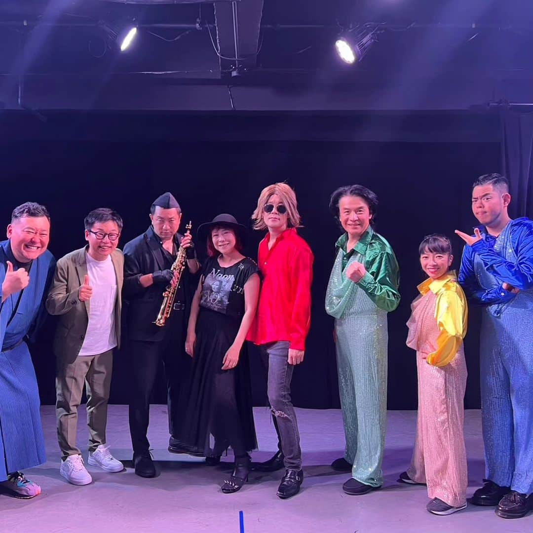 とくこのインスタグラム：「劇団椿、沼津公演ありがとうございました！  楽しんだ～！！  ネタライブとかでスベりすぎて変な汗かくこともあるんですが 昨日はいい汗かきました！笑  歌謡ショーでは カメリアンデビルズ4も 「はたらくくるま」byのこいのこ もお届けできてよかったです🎤  次から次へと通過していく、のぞみ様ひかり様もしっかり堪能させていただきやした🚅💨  #ビュンビュンビュン」