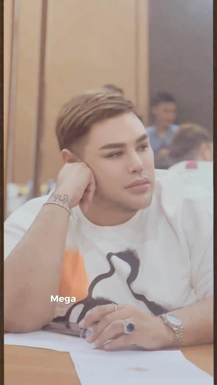Ivan Gunawanのインスタグラム：「Jangan  pernah  menyuruhku  berhenti  ber karya .... tahun 2024  di  depan  mata ... bersiaplah  kalian  Yah ❤️❤️❤️❤️ terkusus  wanita  @mandjha.ivangunawan  sesuatu  yg baru  akan  kalian  miliki」