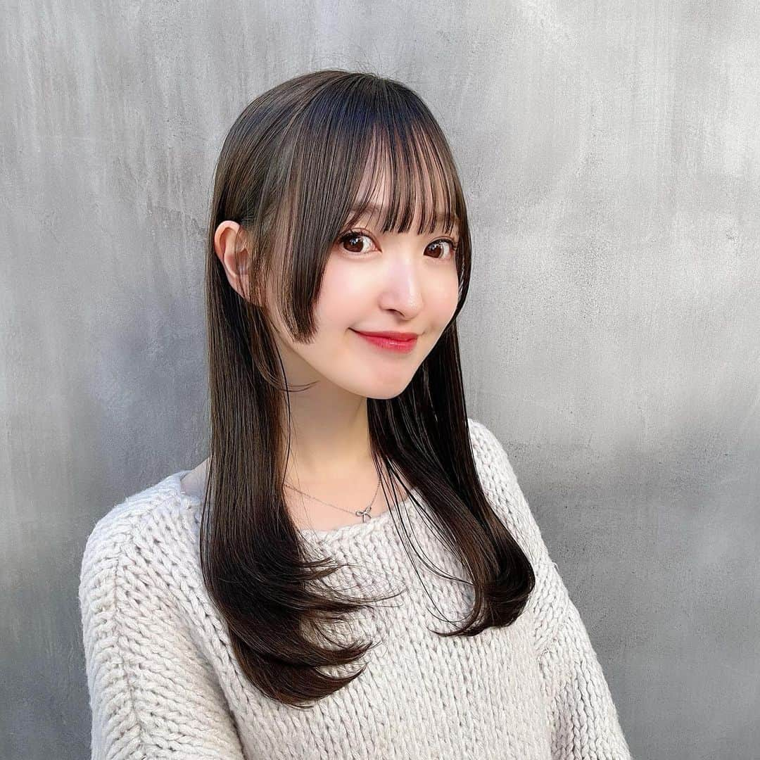 あかねぴさんのインスタグラム写真 - (あかねぴInstagram)「. ⁡ hair color 🫧 ⁡ 今月は暗め気分で オリーブグレーにしてもらったよ🩶 @decokashi   流行りの姫カットしてみたくて ちょこっと作ってもらった✂️ 雰囲気変わって楽しい〜！🫶🏻💕  ⁡ ⁡ #haircolor #ヘアカラー #ヘアサロン #オリーブグレー #トリートメント #髪質改善 #髪質改善トリートメント #姫カット」11月24日 21時18分 - akanepi0426