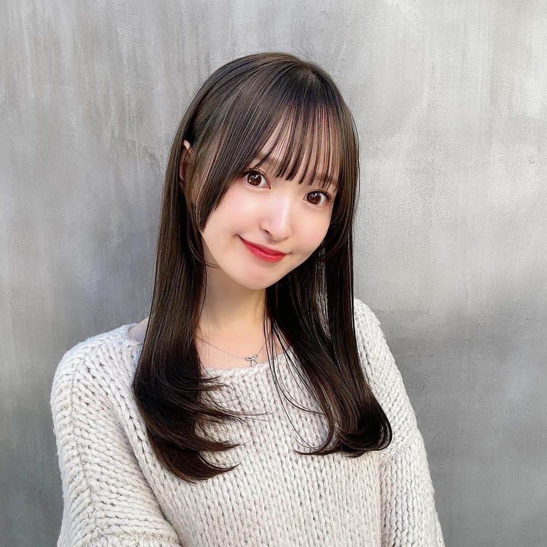 あかねぴさんのインスタグラム写真 - (あかねぴInstagram)「. ⁡ hair color 🫧 ⁡ 今月は暗め気分で オリーブグレーにしてもらったよ🩶 @decokashi   流行りの姫カットしてみたくて ちょこっと作ってもらった✂️ 雰囲気変わって楽しい〜！🫶🏻💕  ⁡ ⁡ #haircolor #ヘアカラー #ヘアサロン #オリーブグレー #トリートメント #髪質改善 #髪質改善トリートメント #姫カット」11月24日 21時18分 - akanepi0426