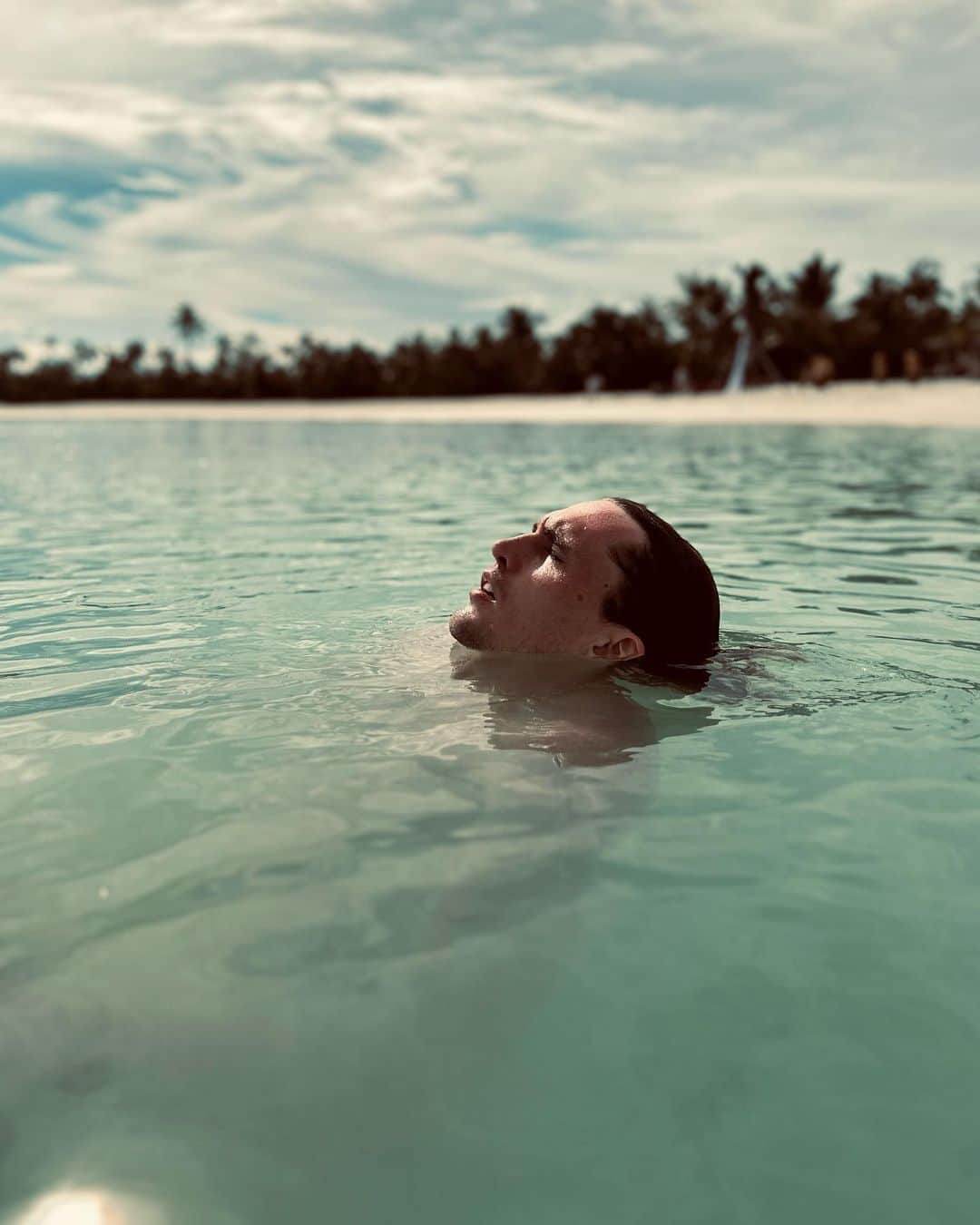 アレクサンダー・ズベレフさんのインスタグラム写真 - (アレクサンダー・ズベレフInstagram)「Taking relaxing very serious 🏝️🏝️🐬🐬🩵🩵 @luxtennis @patinamaldives」11月24日 21時27分 - alexzverev123