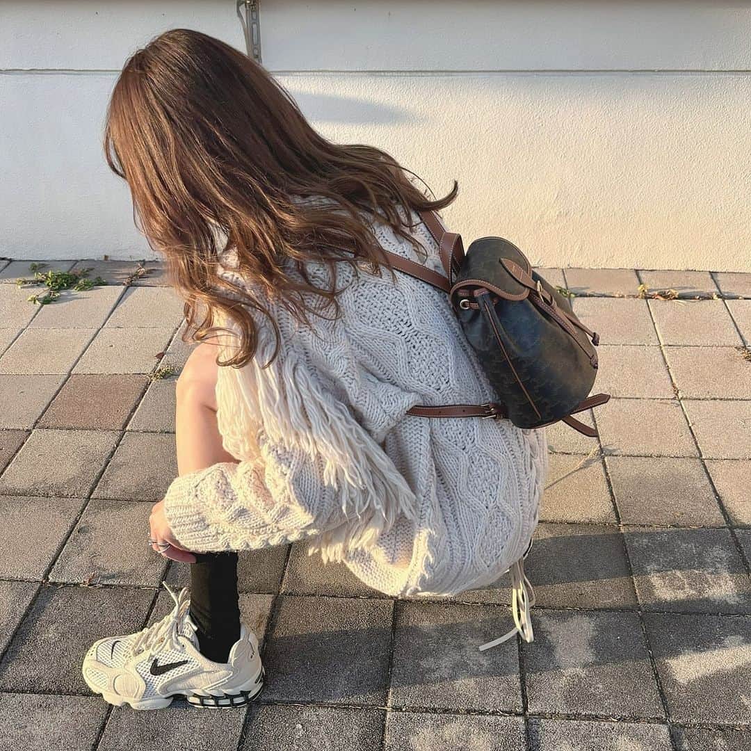 Maiのインスタグラム：「・ ニットとリュックの組み合わせ可愛い♡♡♡  コーデの詳細はブログに書いてます📝  #ungrid #sneakers #stussy #nike #stussynike #celine #celinebyhedislimane」