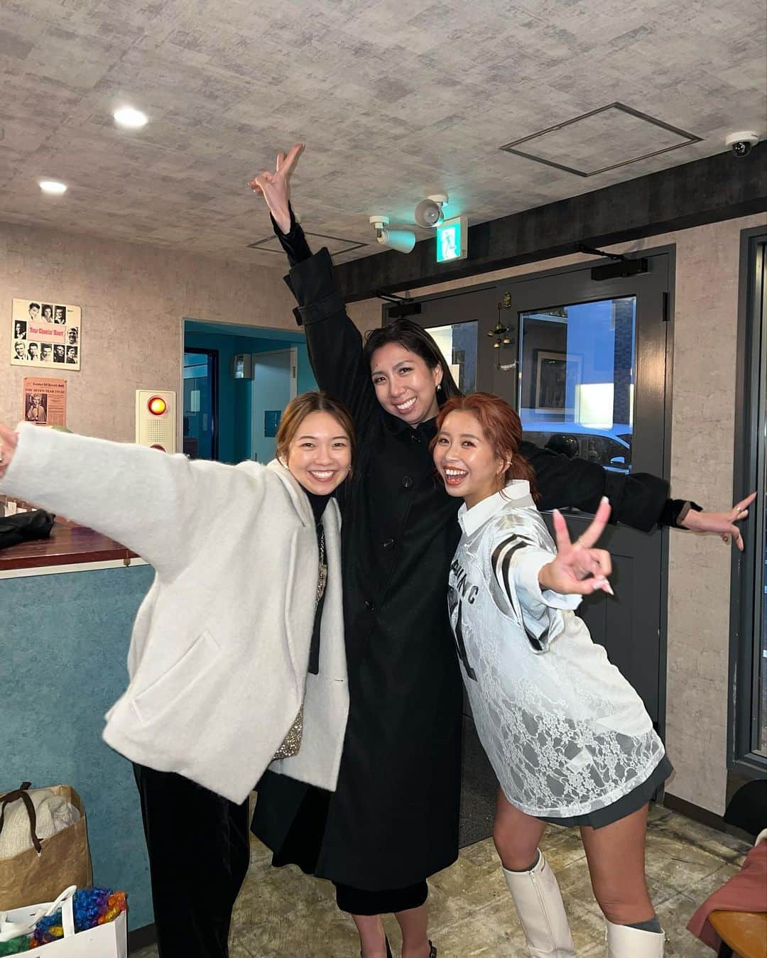 ヒロタナギサのインスタグラム：「_  何がそんなにおもろいん？ ってくらい笑ってるもじもじshot🤣📷✨笑  ほんまに昔からどんなにちっさな事でも すぐ笑いに変えれる天才やなって 自分らでも思うくらい🤣ww  めちゃくちゃBAD入る出来事も 数秒後にはお笑いに変わってる🤣 2人といたらほんまにずっと爆笑してる🤣笑 そんな2人が大好き🤍  この写真好きすぎて記念に⭐︎ 久しぶりのもじもじくんshot📷  #我らのテーマソングはキロロのベスフレ #基本お店ではいつも声のボリューム大きすぎて怒られる #ミアネヨ」