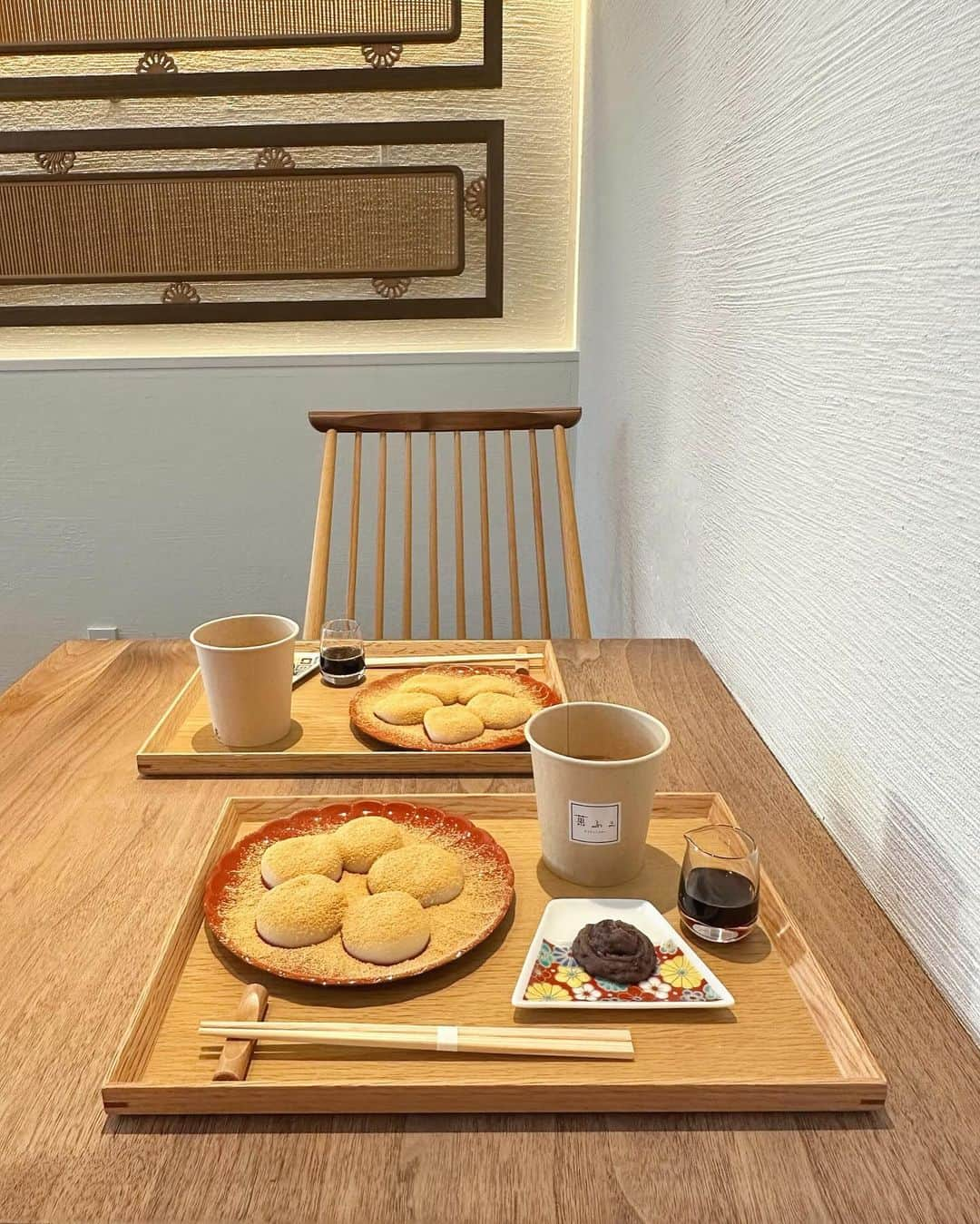 近藤沙瑛子さんのインスタグラム写真 - (近藤沙瑛子Instagram)「金沢駅で食べたきなこ餅…☺️ 金沢以外にも多分お店あるんだけど、ずっと行きたかったので行ってきた֊ ̫ ֊🍵   #金沢カフェ #菓ふぇ #金沢駅カフェ  #きなこもち  #和菓子カフェ  #和菓子  #ほうじ茶ラテ  #加賀棒茶  #金沢観光」11月24日 21時20分 - saekondo_inu