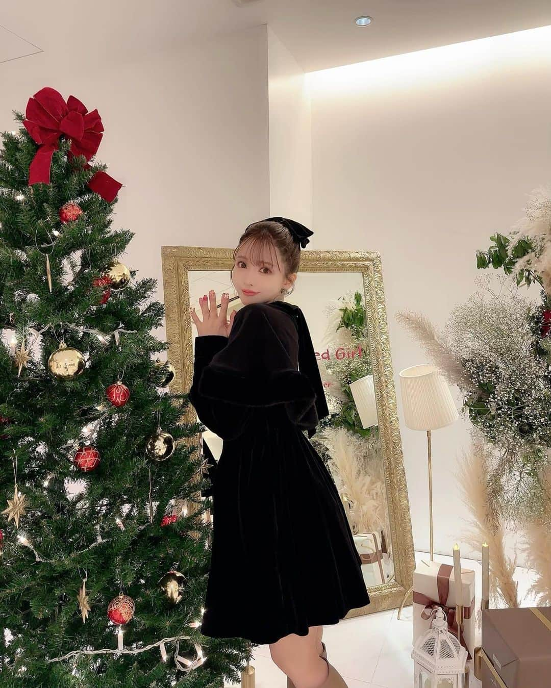 三上悠亜のインスタグラム：「明日から東京展示会 よろしくお願いします🎄🤍  @mistreass_official の インスタライブで新作紹介してます❄️」