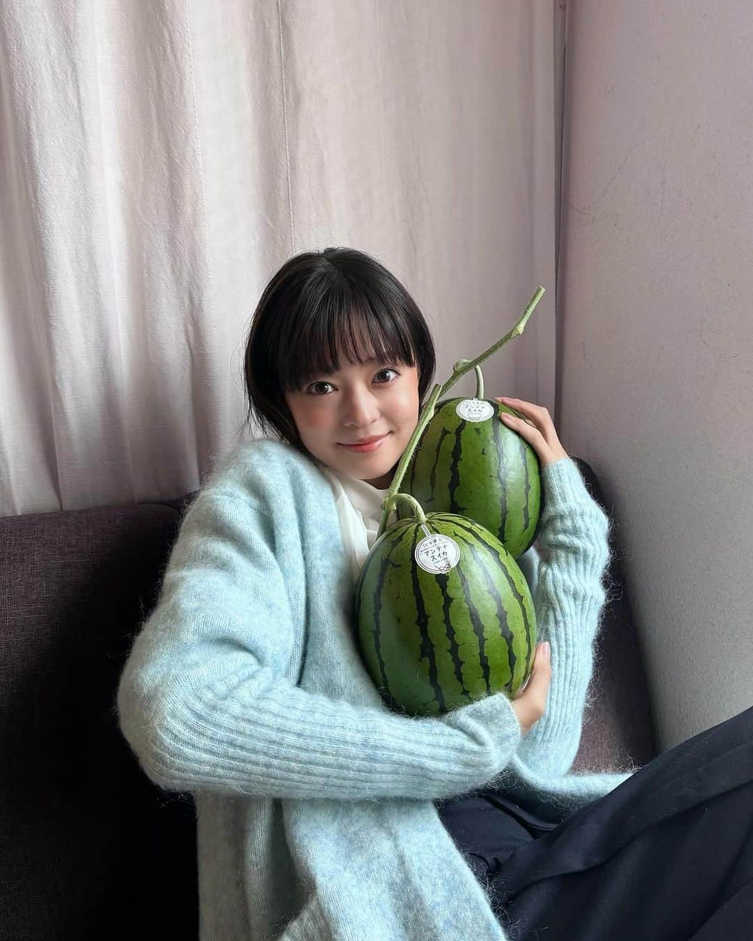 小林涼子さんのインスタグラム写真 - (小林涼子Instagram)「. 冬スイカ🍉 最近は早朝ロケばかりだからヘロヘロだけど 果物に癒される日々です。  お誕生日のお祝いにと🍉をいただいて こんな冬に？！と 驚きながら食べたらとっても甘い！ 皮は薄く種は小さくて、そのおいしさにびっくり。 1つの苗から1玉だけ作られる アンテナスイカというスペシャルなスイカなんだそう。 農家さんの努力に感謝です🧑‍🌾  #江本農園 #アンテナスイカ #高知 #果物   Thank you  @terumitsu_bakery」11月24日 21時24分 - ryoko_kobayashi_ryoko