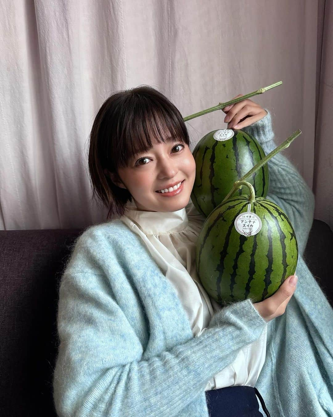 小林涼子さんのインスタグラム写真 - (小林涼子Instagram)「. 冬スイカ🍉 最近は早朝ロケばかりだからヘロヘロだけど 果物に癒される日々です。  お誕生日のお祝いにと🍉をいただいて こんな冬に？！と 驚きながら食べたらとっても甘い！ 皮は薄く種は小さくて、そのおいしさにびっくり。 1つの苗から1玉だけ作られる アンテナスイカというスペシャルなスイカなんだそう。 農家さんの努力に感謝です🧑‍🌾  #江本農園 #アンテナスイカ #高知 #果物   Thank you  @terumitsu_bakery」11月24日 21時24分 - ryoko_kobayashi_ryoko