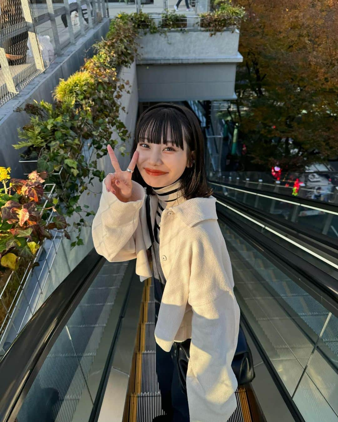 まるのインスタグラム：「ㅤ ㅤ よく質問いただくボーダーニットは @uniqlo_jp 😚🖤 ㅤ この日はカジュアルなコーデ🍁 小物は上品なアイテムを合わせて大人っぽさもプラス🤚🏻 ㅤ 今日発売したばかりのニットカーデは こんな感じで羽織りとして着ても可愛い〜☺️☺️ ㅤ #hinari #hinari_code #153cmコーデ #低身長コーデ」