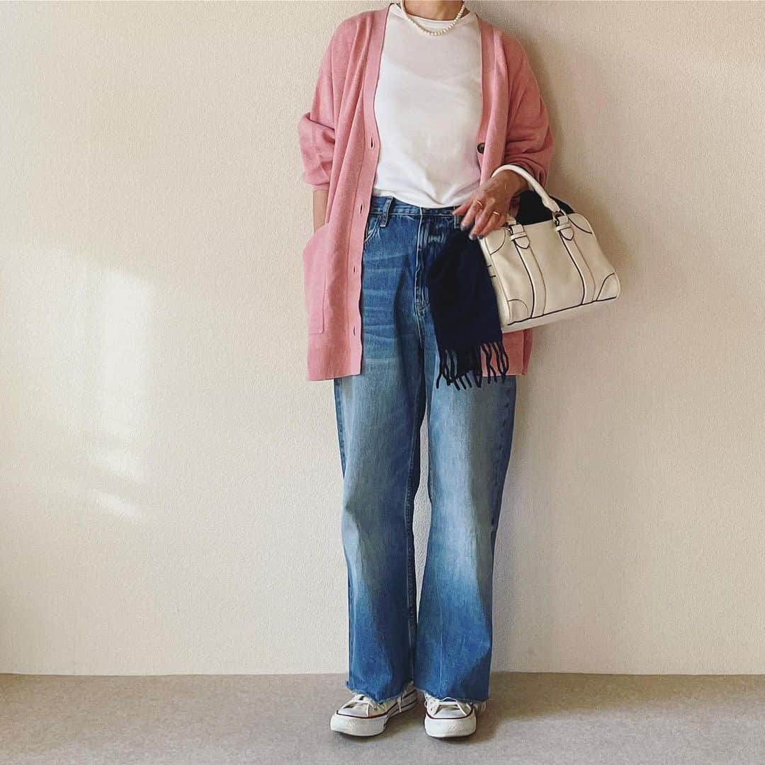 canariaのインスタグラム：「_  またまた ピンク、ネイビー、ホワイト  tops #canaria_style denim #zara cardigan #urbanresarch shoes #converse  bag #zara necklace #canariaaccessory  stole #vintage  #アラフィフファッション #50代ファッション #デニムスタイル #大人カジュアル #canariacoordinates」