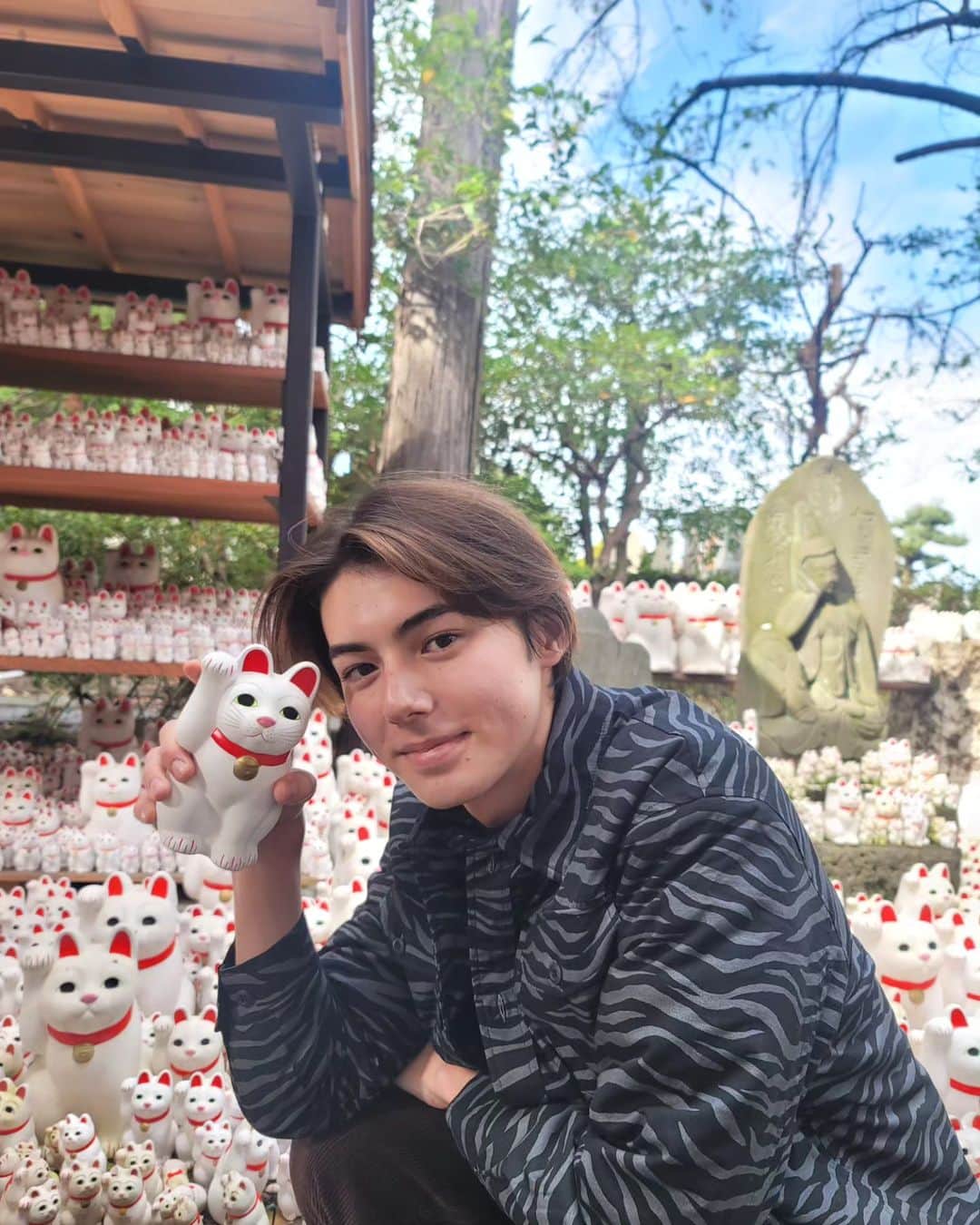 翔さんのインスタグラム写真 - (翔Instagram)「願い事が叶ったから猫ちゃんを返しにいったよ。  Cats or dogs?  @xgirljp  #豪徳寺  #猫 #Japan」11月24日 21時27分 - sho0509official
