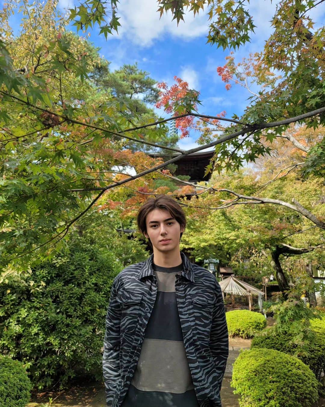 翔のインスタグラム：「願い事が叶ったから猫ちゃんを返しにいったよ。  Cats or dogs?  @xgirljp  #豪徳寺  #猫 #Japan」