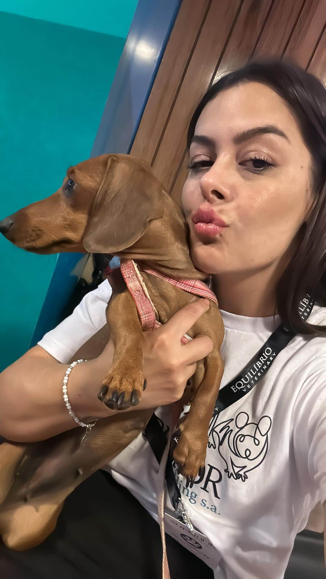 ラリッサ・リケルメのインスタグラム：「Buen día.. familia..! ❤️  Estuvimos presentes en la primera edición de la ExpoVet2023 acompañando a Superior Trading feliz de formar parte de esta familia que representa la marca Equilibrio Súper premium balanceado que consumen mis bebés; excelencia en nutrición y reconocido en más de 25 países del mundo…!   Milo y canela fueron los #petinfluencer de @equilibrioparaguay @superiortrading.paraguay」