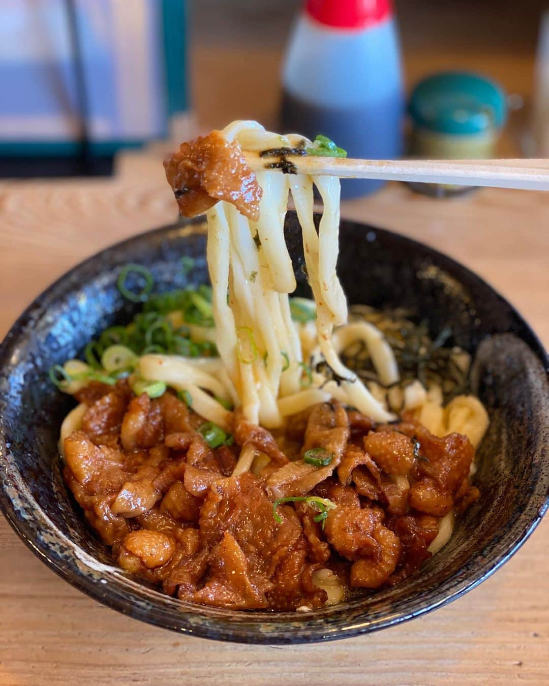 前川由希子さんのインスタグラム写真 - (前川由希子Instagram)「すどりかま玉うどん @katsumiyaudon   ずっとチェックしていたここ。 すどりかま玉うどんって何⁈って気になって。 ようやく行けたー。  こしのある釜玉うどんの上に鳥皮？ 甘辛い味かな、と思ったら違う！ 酢だ。 すどりのすは酢だ！ 酸っぱいわけではなく、酸味と甘辛がいいバランス。 これ好きー。 途中、柚子胡椒で味変もいい。  セットの揚げいなりがまた独特。 おやつみたい！  人気で待ち時間あるけど、納得。 待てるおいしさ。 また食べたいー。  @katsumiyaudon  #かつみ屋うどん  #すどりかま玉うどん  #うどん  #釜玉うどん  #揚げいなり  #鳥栖グルメ  #鳥栖うどん」11月24日 21時34分 - maekawa.yukiko