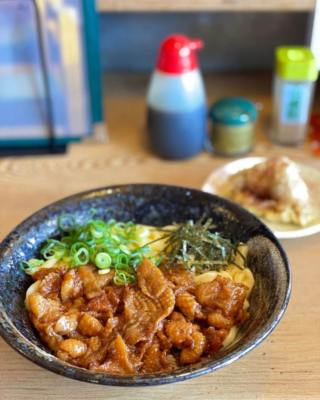 前川由希子さんのインスタグラム写真 - (前川由希子Instagram)「すどりかま玉うどん @katsumiyaudon   ずっとチェックしていたここ。 すどりかま玉うどんって何⁈って気になって。 ようやく行けたー。  こしのある釜玉うどんの上に鳥皮？ 甘辛い味かな、と思ったら違う！ 酢だ。 すどりのすは酢だ！ 酸っぱいわけではなく、酸味と甘辛がいいバランス。 これ好きー。 途中、柚子胡椒で味変もいい。  セットの揚げいなりがまた独特。 おやつみたい！  人気で待ち時間あるけど、納得。 待てるおいしさ。 また食べたいー。  @katsumiyaudon  #かつみ屋うどん  #すどりかま玉うどん  #うどん  #釜玉うどん  #揚げいなり  #鳥栖グルメ  #鳥栖うどん」11月24日 21時34分 - maekawa.yukiko