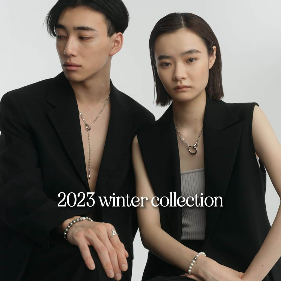 Joueteさんのインスタグラム写真 - (JoueteInstagram)「【 2023 WINTER COLLECTION 】  この冬は、”繋がり・絆”を大切にしたジュエリーを提案。 モチーフや表面加工を細部までこだわることで、甘くなりすぎないハンサムな印象を確立します。  ビジュアルページも公開中です。オフィシャルサイトおよび公式アプリよりご覧いただけるほか、Instagramストーリーズのハイライト「SEASONAL」からも閲覧可能となっておりますので、ぜひご覧くださいませ。 @joueteofficial   #Jouete #ジュエッテ #2023 #winter #new」11月24日 21時34分 - joueteofficial