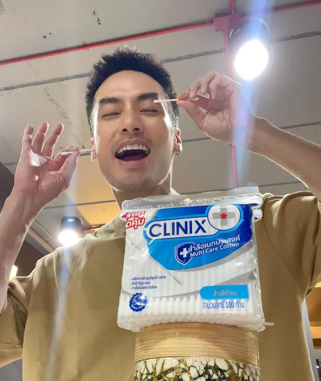 ボーイ・パコーン・チャッボリラックのインスタグラム：「ทุกคนรู้ไหมว่า cotton bud ของ @clinixthailand นอกจากจะเอามาปั่นหูพริ้มๆได้แล้ว ยังเอามาเช็ดแผลได้ด้วย!!! อย่างใครพึ่งไปทำตา2ชั้นมานี่เหมาะ!!! เพราะสำลีจาก @clinixthailand ไม่เป็นขุยติดแผล แถมก้านก็แข็งแรงมากกกกกก   จัดไปจ้ะ แล้วจะหน้าพริ้มอย่างฉัน ☺️」