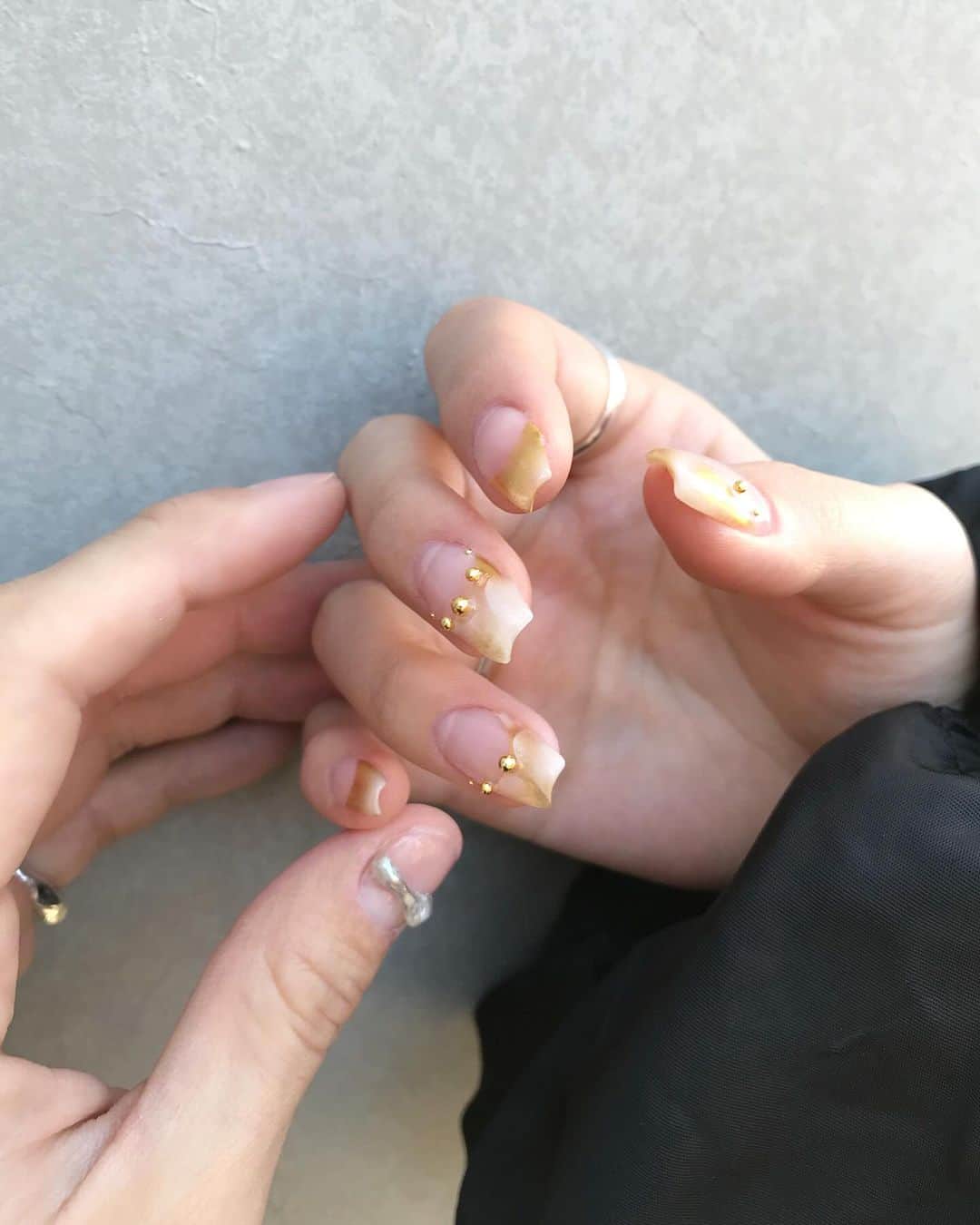 ryo kitamuraのインスタグラム：「“twinning nails in the future”  Y3Kな未来はカップルでゴールドとシルバーを合わせて。  @an.loom モデルありがとっ👽  #y3knails #y3k #mirrornails#frenchnails #ミラーネイル#フレンチネイル」