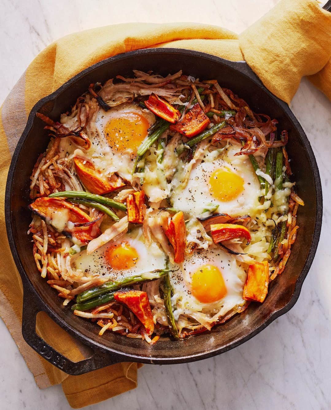 のインスタグラム：「Need a day-after-Thanksgiving breakfast recipe that uses up that mass of leftovers? Turn to this hearty dish, which will feed the whole family—and deliver maximum flavor with minimal effort. Use frozen hash browns as the base layer for this single-skillet extravaganza (we think you've washed enough dishes and pans at this point). They're topped with shredded turkey, sliced sweet potatoes, and, yes, even green beans. Top the whole shebang with cheese and a few eggs, and continue baking until the whites set. And if you really want to rival last night's meal, heat up the gravy as an optional drizzle. Get the recipe (and discover more ways to repurpose those Thanksgiving leftovers!) at the link in our bio. 📷: @nschinco」