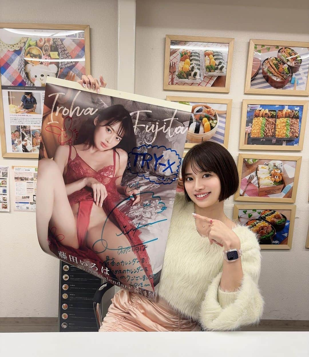 藤田いろはさんのインスタグラム写真 - (藤田いろはInstagram)「⁡ ⁡ TRY-Xさんに伺ってカレンダーイベント用にいっぱいサインしてきたよー！！ 12/3に会えるのとても楽しみにしてる🫶 お申し込みは30日まで！ ちなみに衣装は水着だよ🐰🩷 ⁡ ありがたいことにカレンダーいただきました✌️ 選べなかったのでヒロアカとひろプリの２つ🙏 強欲な私にとても優しくしてくれてありがとうございます🥹🫶とても嬉しいー！ 私のカレンダー含めどちらも最高だったのでそちらも是非✨ ⁡ ⁡ ⁡」11月24日 21時46分 - irohairo1151