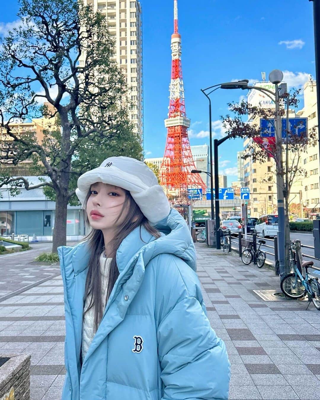 カン・テリのインスタグラム：「#유료광고 도쿄 여행에서도 ‘베이직 메가로고 롱패딩’에 ‘패딩 트루퍼 햇’은 필수 입니데이🩵  @mlbkorea @mlbcrew_kr   #MLBKOREA #MLBCREW #MLBCAP #MLB패딩 #MLB모자 #MLB트루퍼햇 #MLB롱패딩 #MLB메가로고」