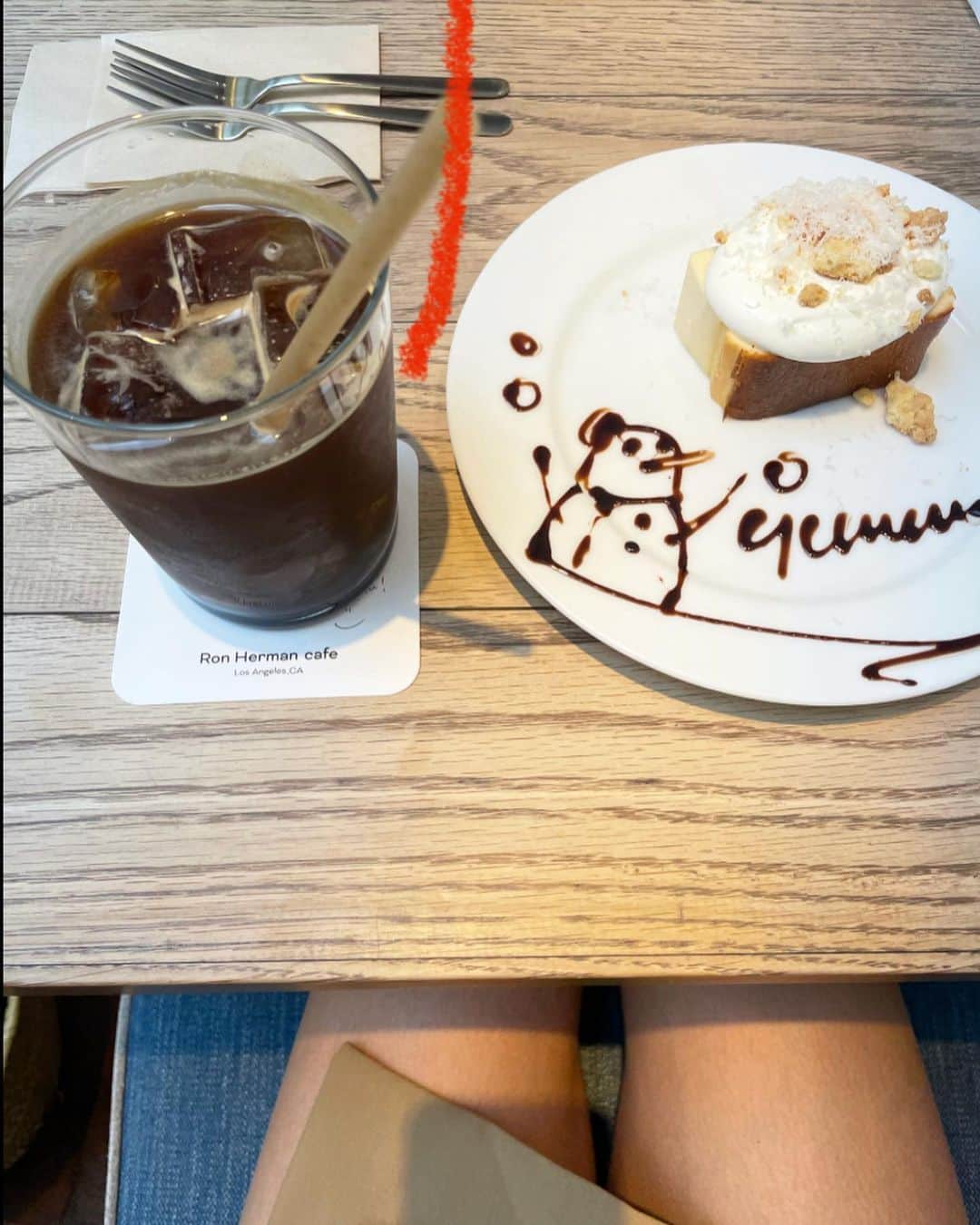 ほなみさんのインスタグラム写真 - (ほなみInstagram)「最近のあれこれ　#ほなみの日常🌱  10枚目、私の素です🫶笑  1.おうちの日当たり良すぎて毎朝happy 2.朝日も夕日も綺麗です 3.毎日の身体チェック 4.日当たり良すぎて、お昼は使えないもの 5.offのすっぴんおうちday 6.美味しかったケーキたち 7.今週のお花 8.最近ブームのキャンドルとお茶 9.今年はクリスマスマーケット🎄いきたい 10.外出る時は基本これです（笑）  私の日常には自分の好きや心地よいが とにかく溢れています♡  何をしてる時が幸せか、 すぐに答えることができる☜ これが私にとって、良い武器！  （一人遊び得意すぎやない？と 先日友達に言われました🤝その通り🫶笑）」11月24日 21時39分 - hona.miii